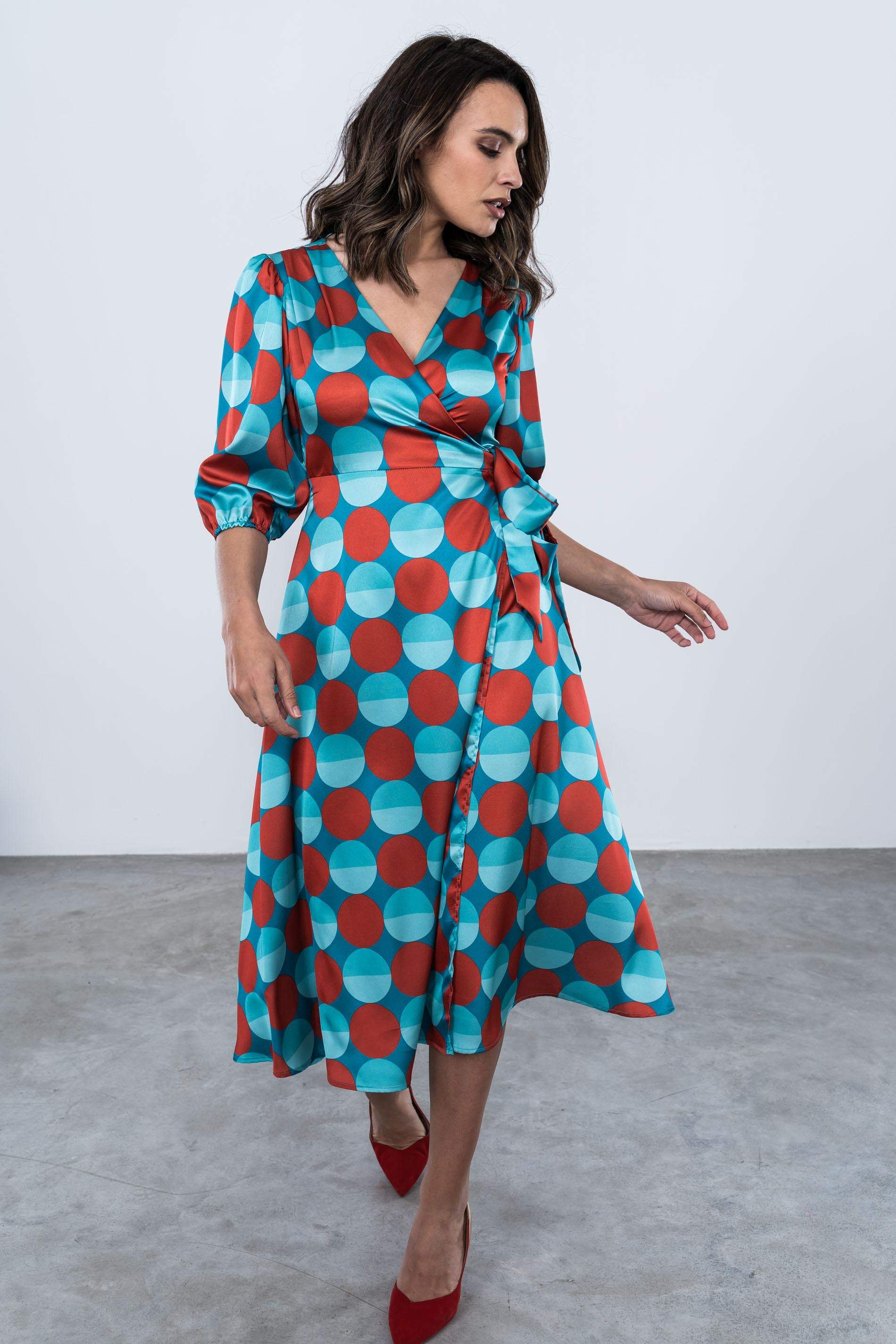 VESTIDO ENVOLVENTE SATINADO CIRCULOS