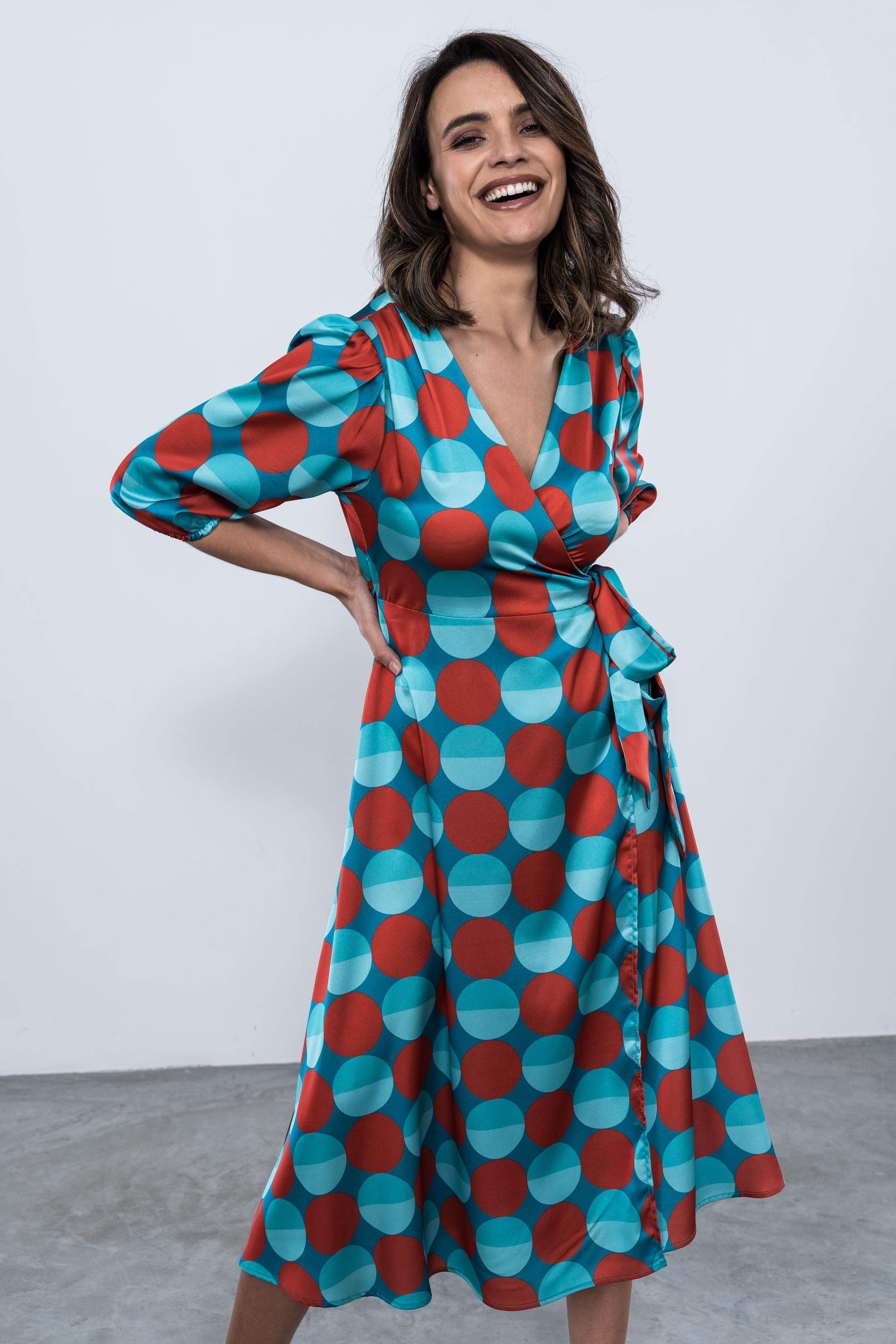 VESTIDO ENVOLVENTE SATINADO CIRCULOS