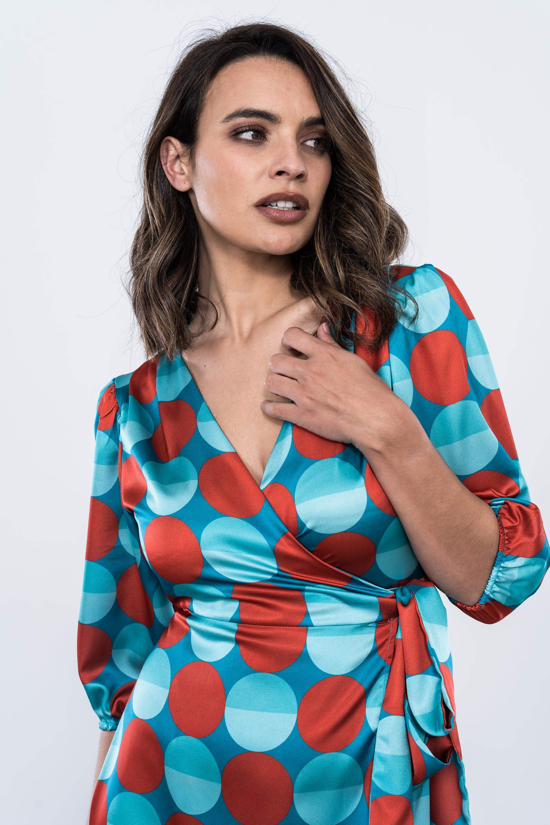 VESTIDO ENVOLVENTE SATINADO CIRCULOS