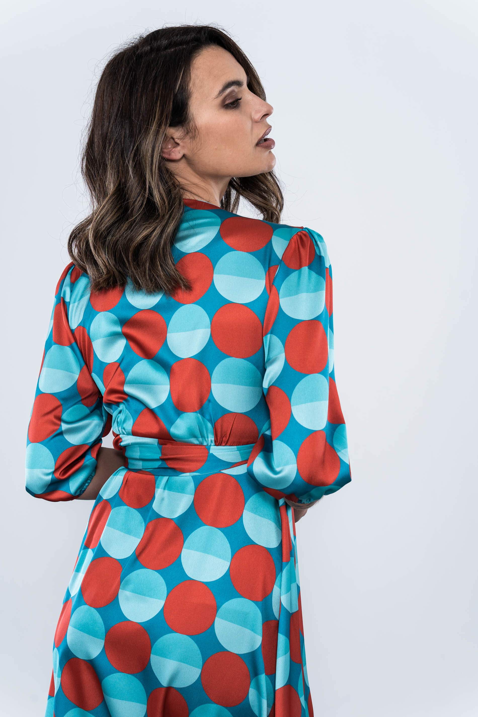 VESTIDO ENVOLVENTE SATINADO CIRCULOS
