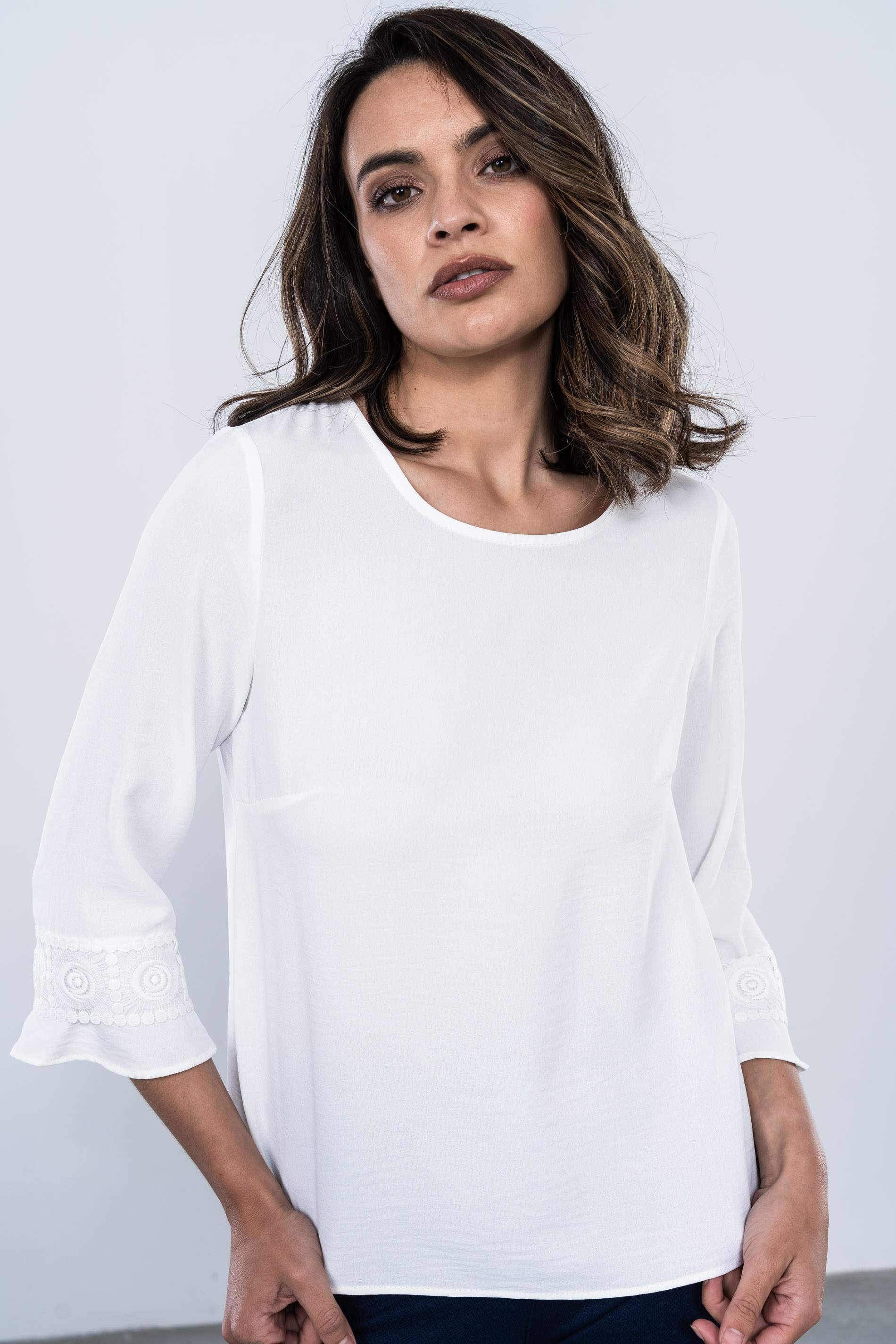 BLUSA DETALLE PUNTILLAS