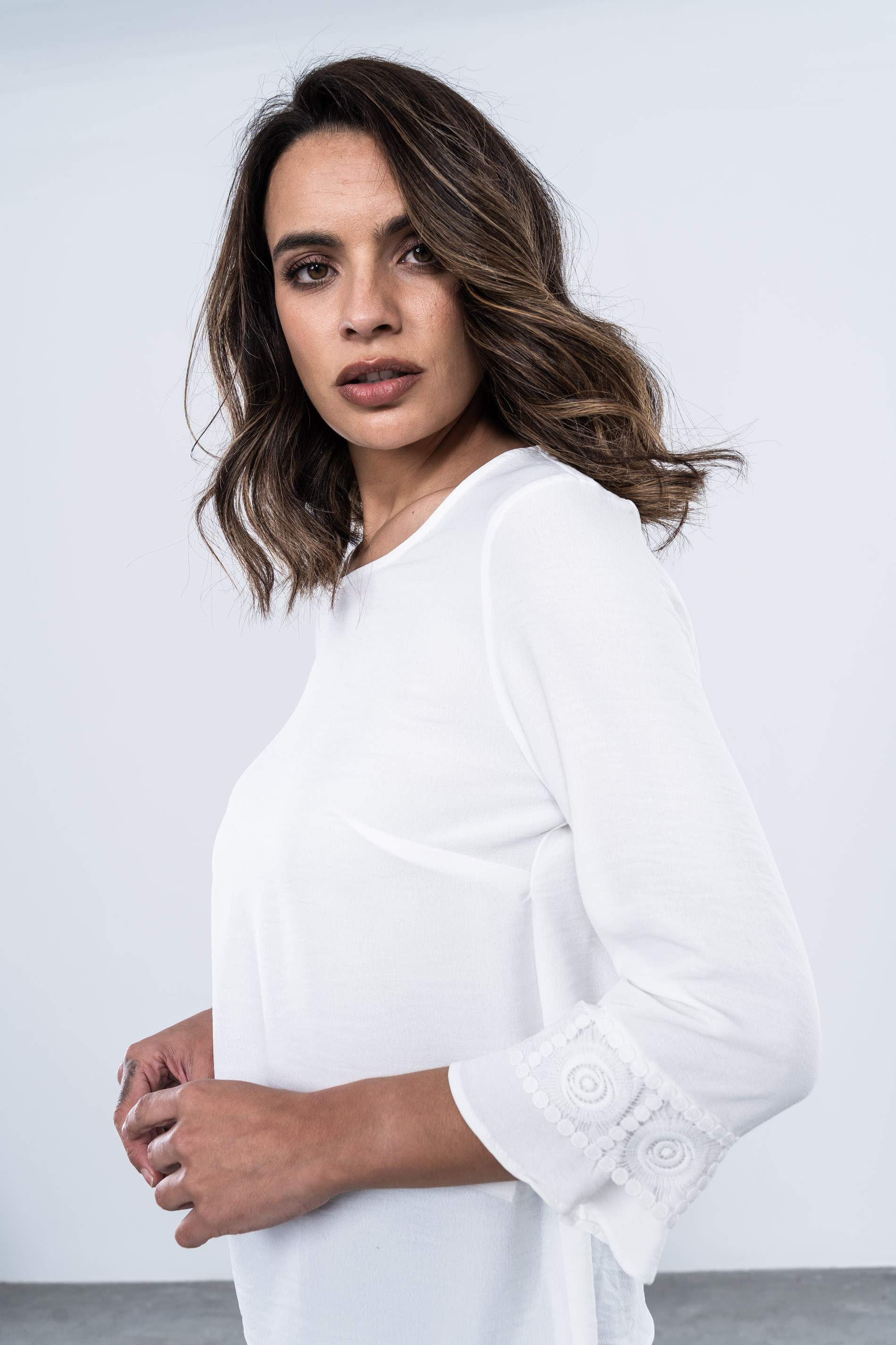 BLUSA DETALLE PUNTILLAS