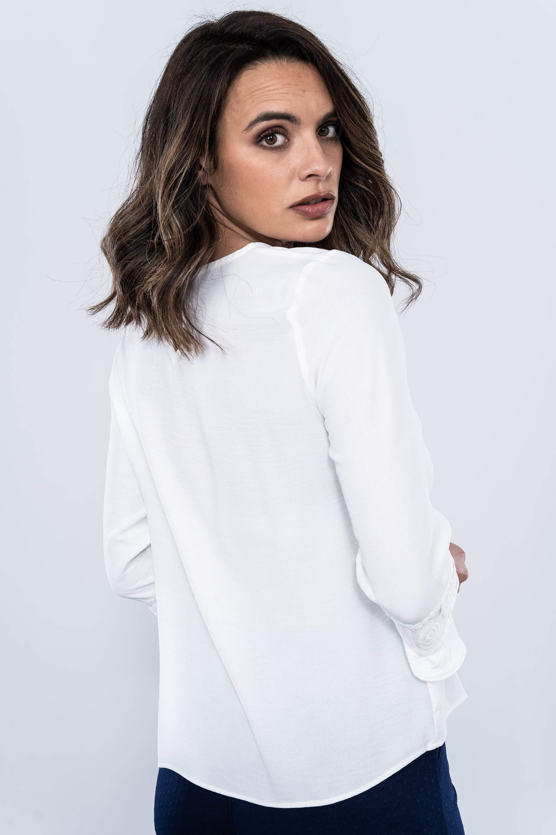 BLUSA DETALLE PUNTILLAS