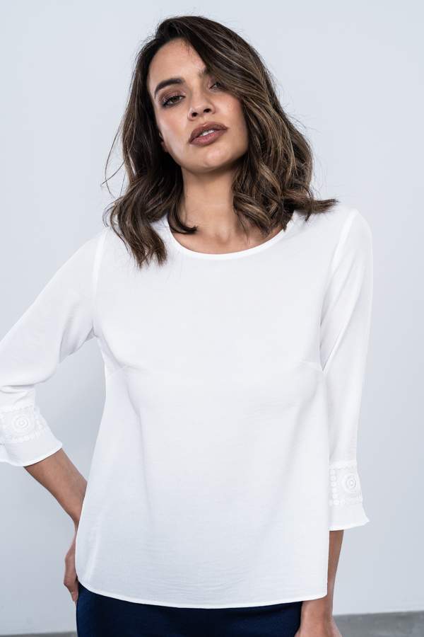 BLUSA DETALLE PUNTILLAS
