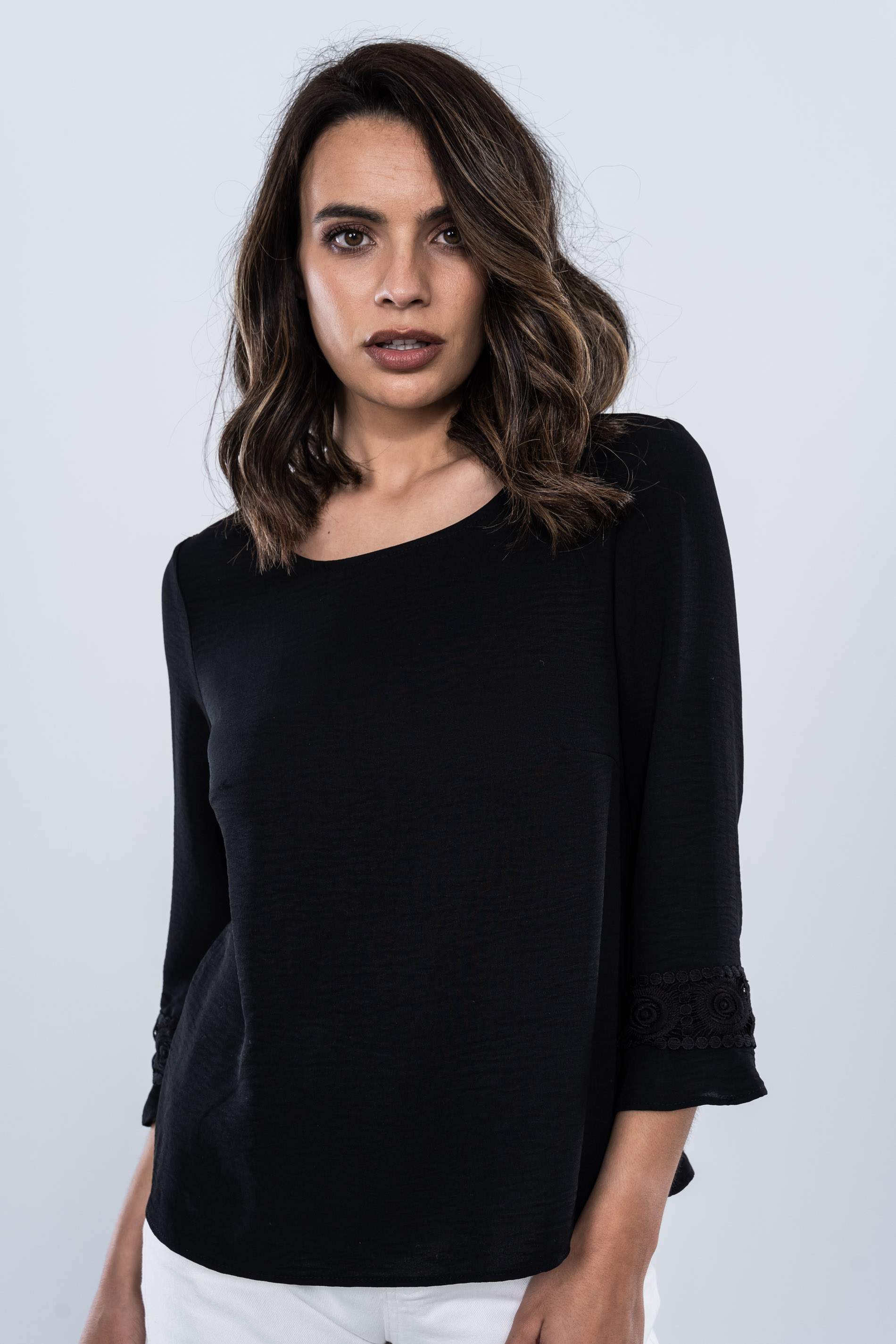 BLUSA DETALLE PUNTILLAS