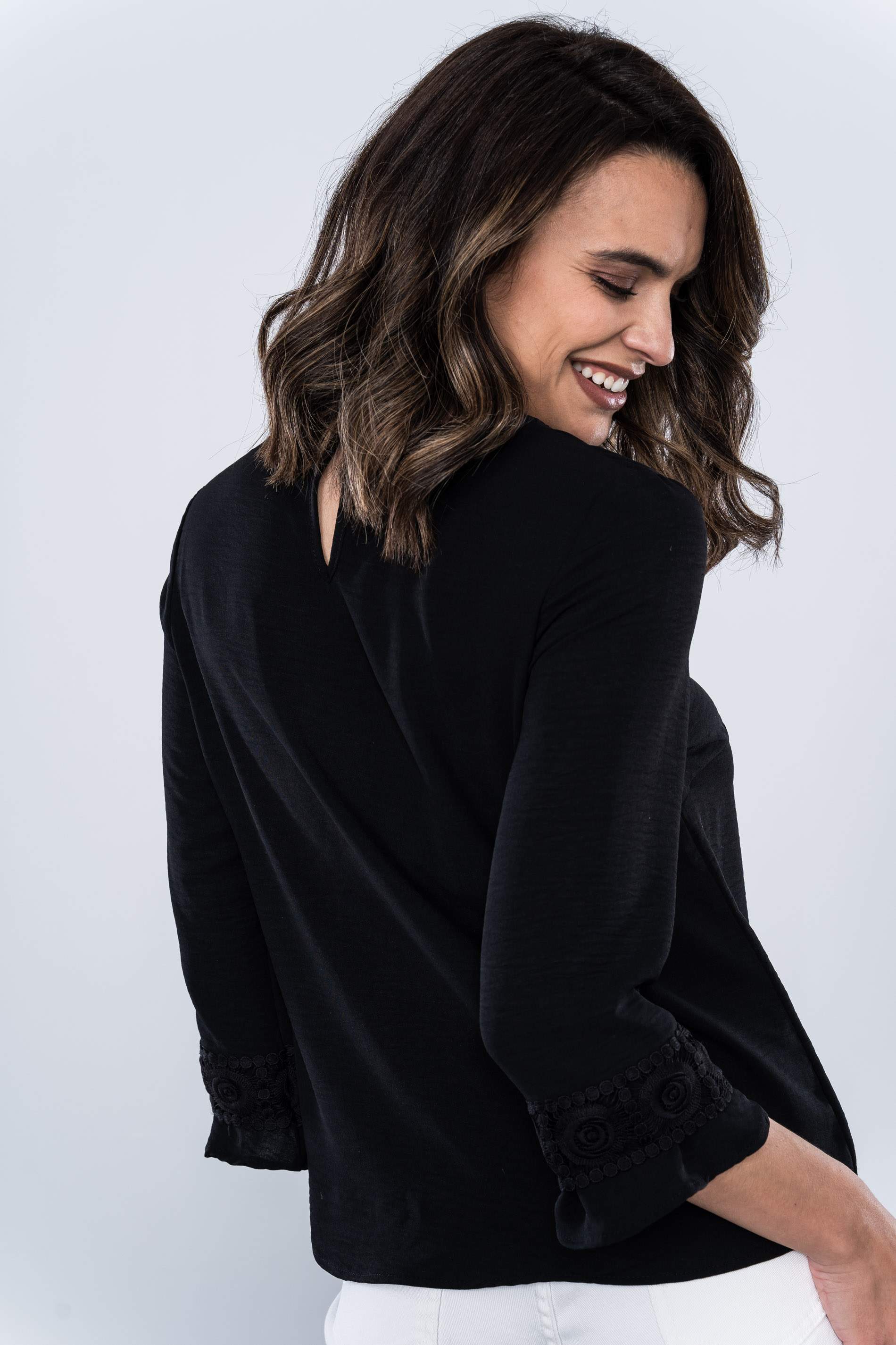 BLUSA DETALLE PUNTILLAS
