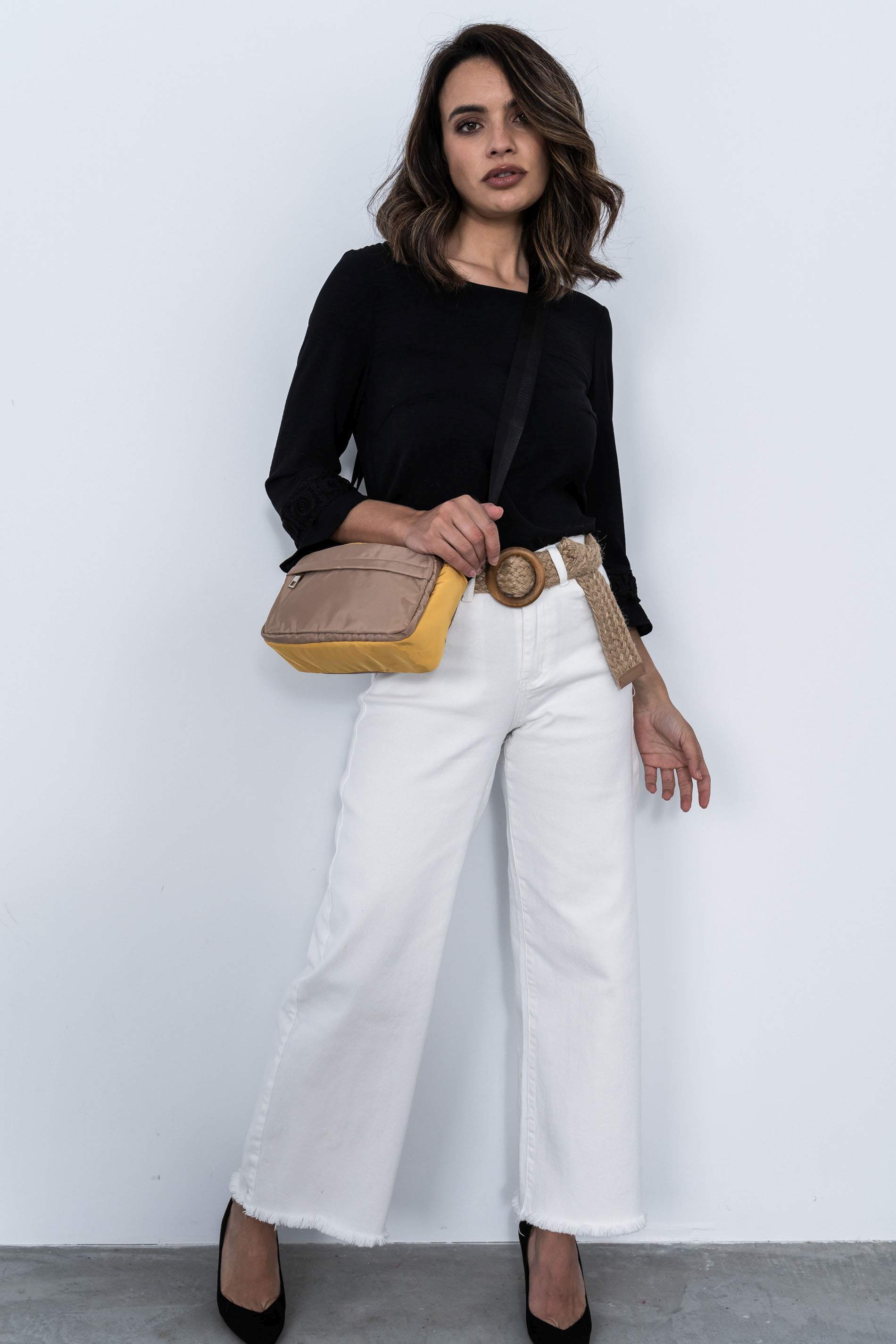 BLUSA DETALLE PUNTILLAS