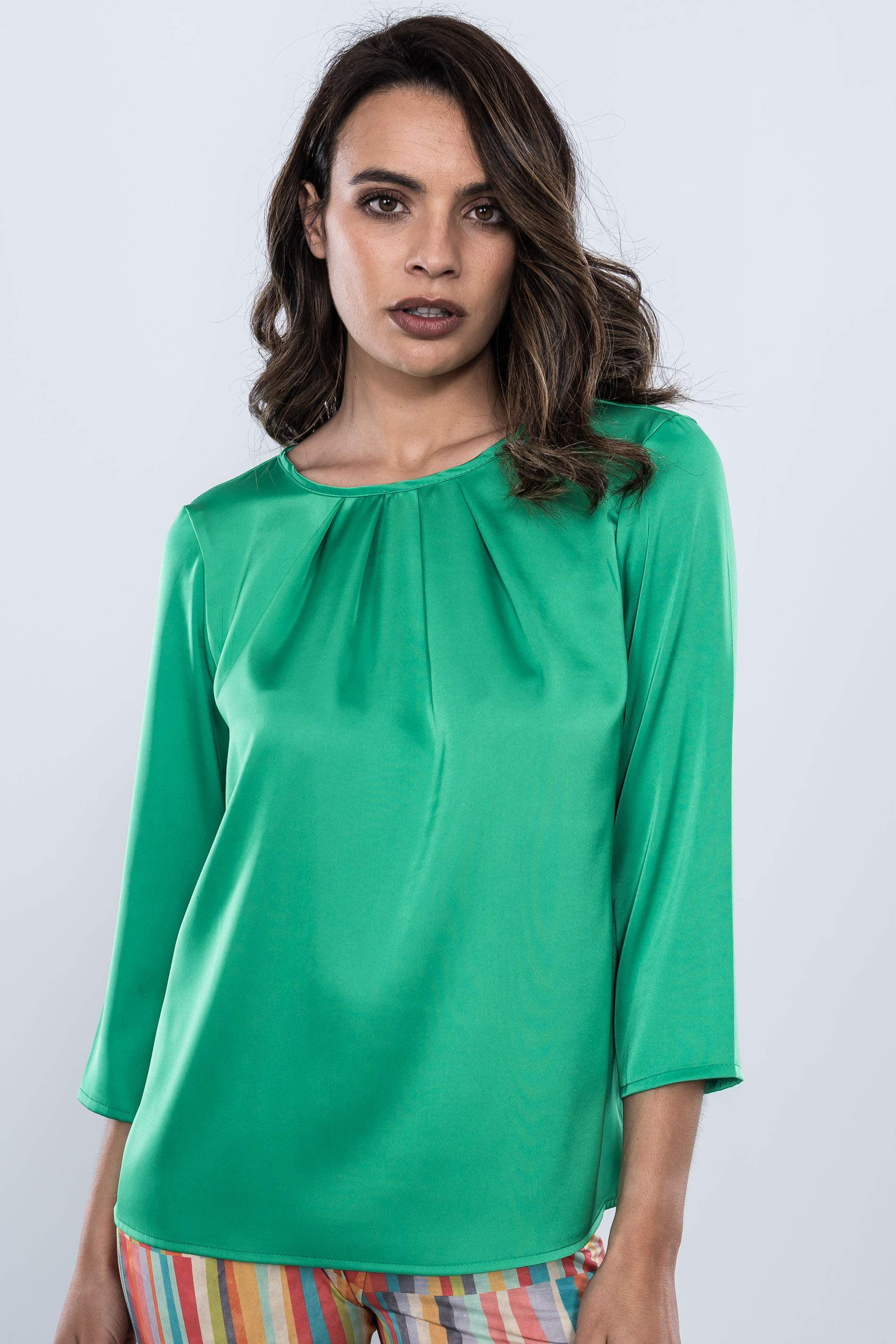BLUSA PLIEGUES SATINADA VERDE