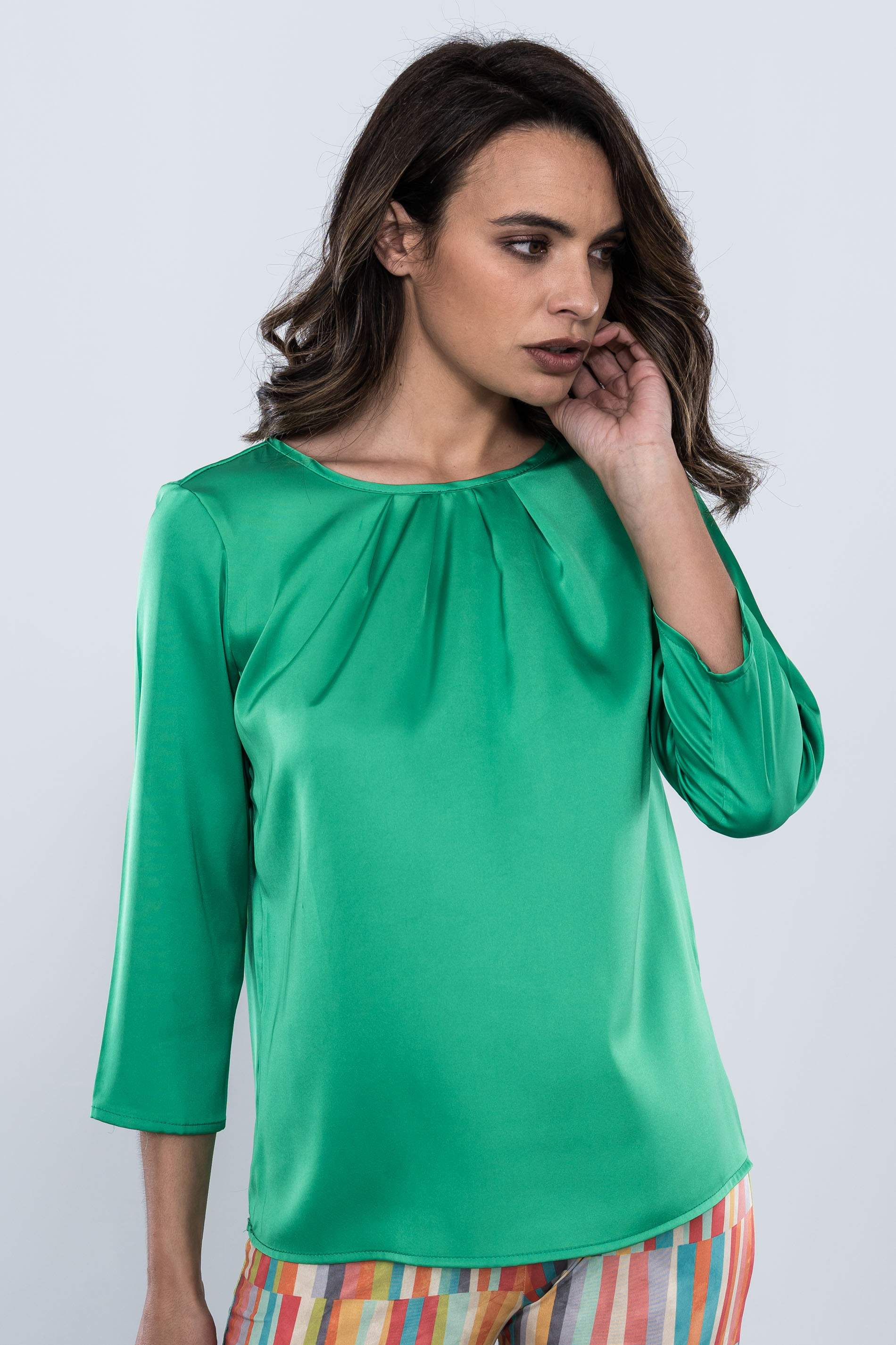 BLUSA PLIEGUES SATINADA VERDE