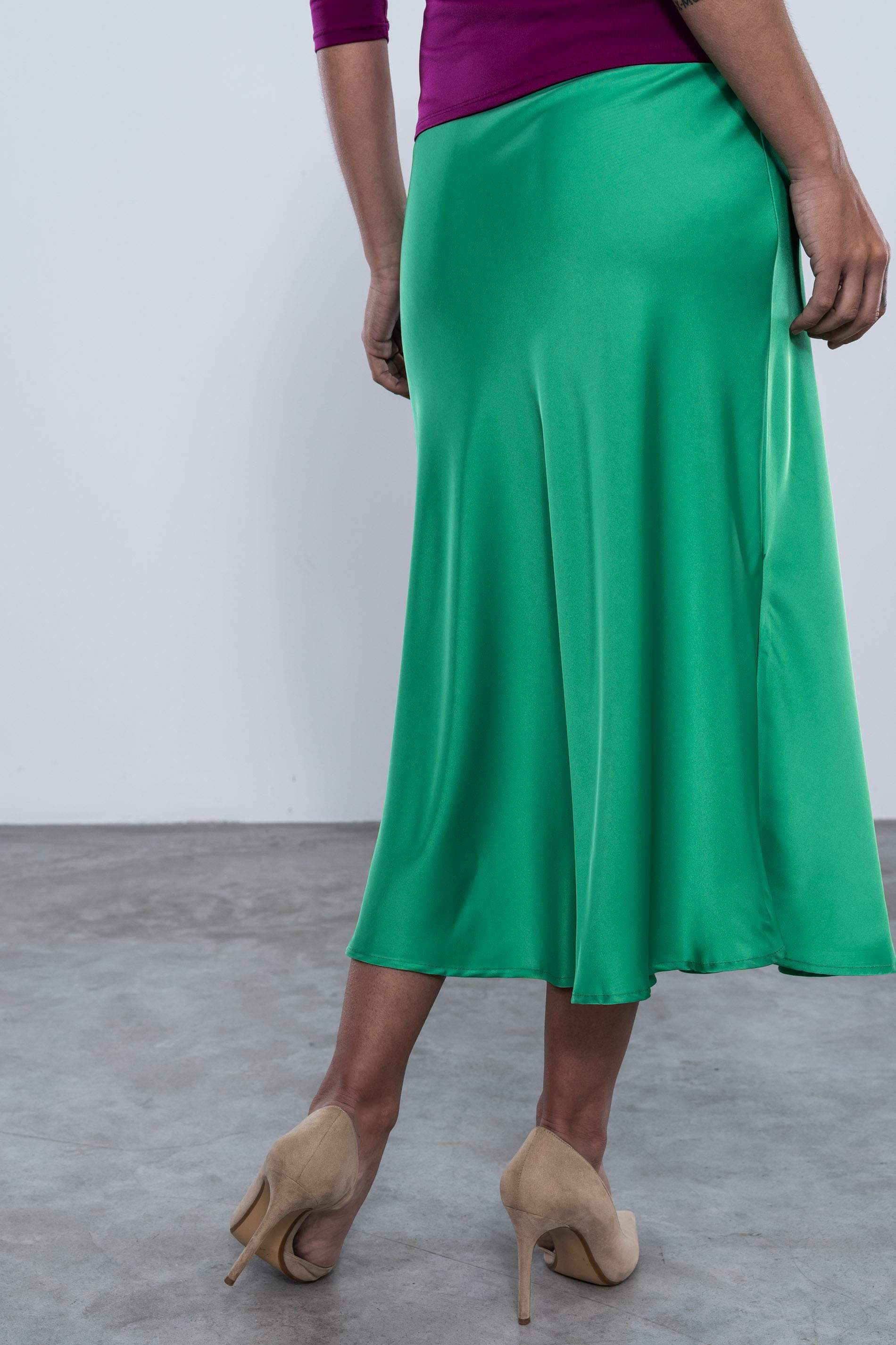 FALDA MIDI SATINADA VERDE