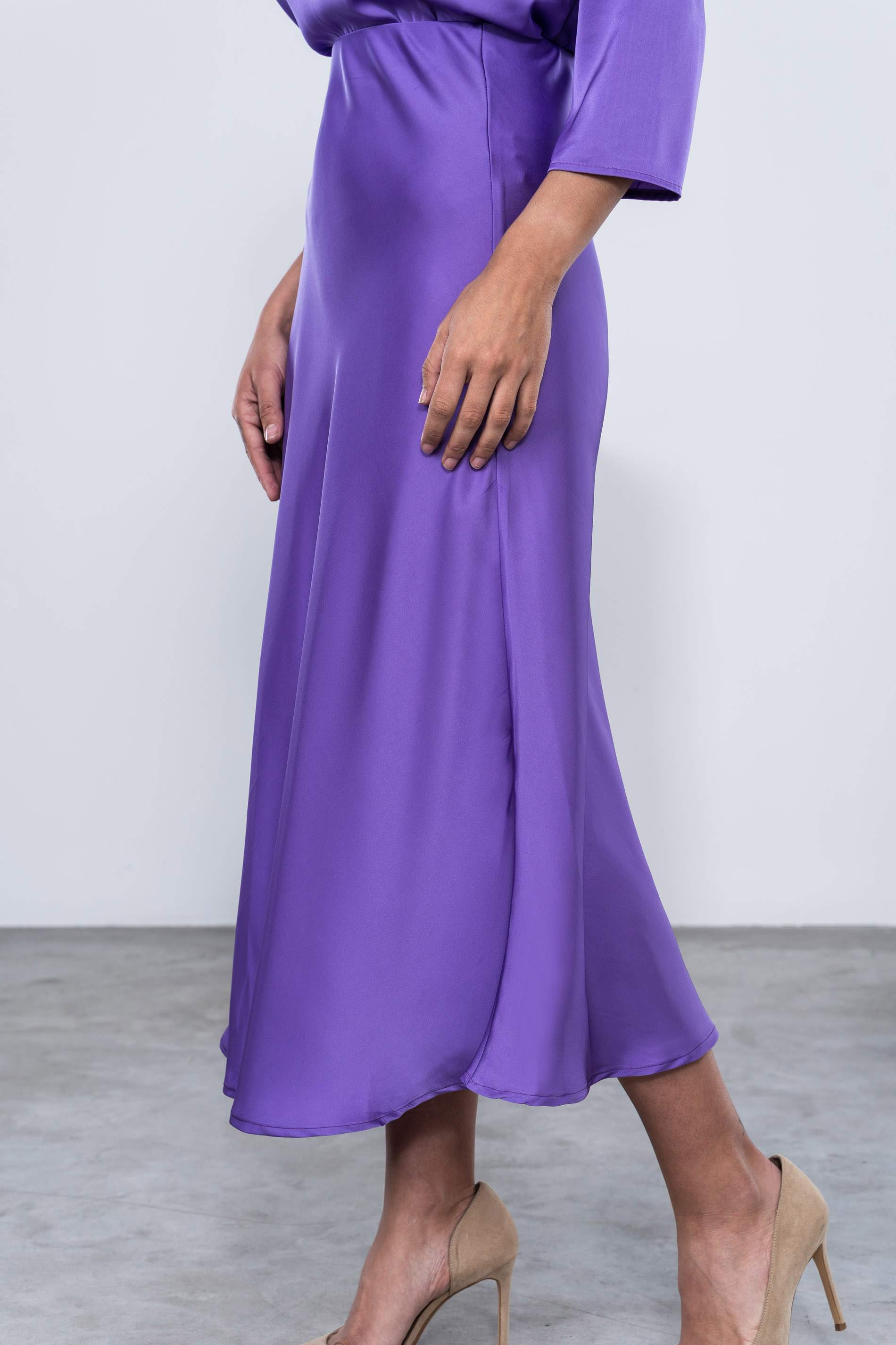 FALDA MIDI SATINADA VIOLETA