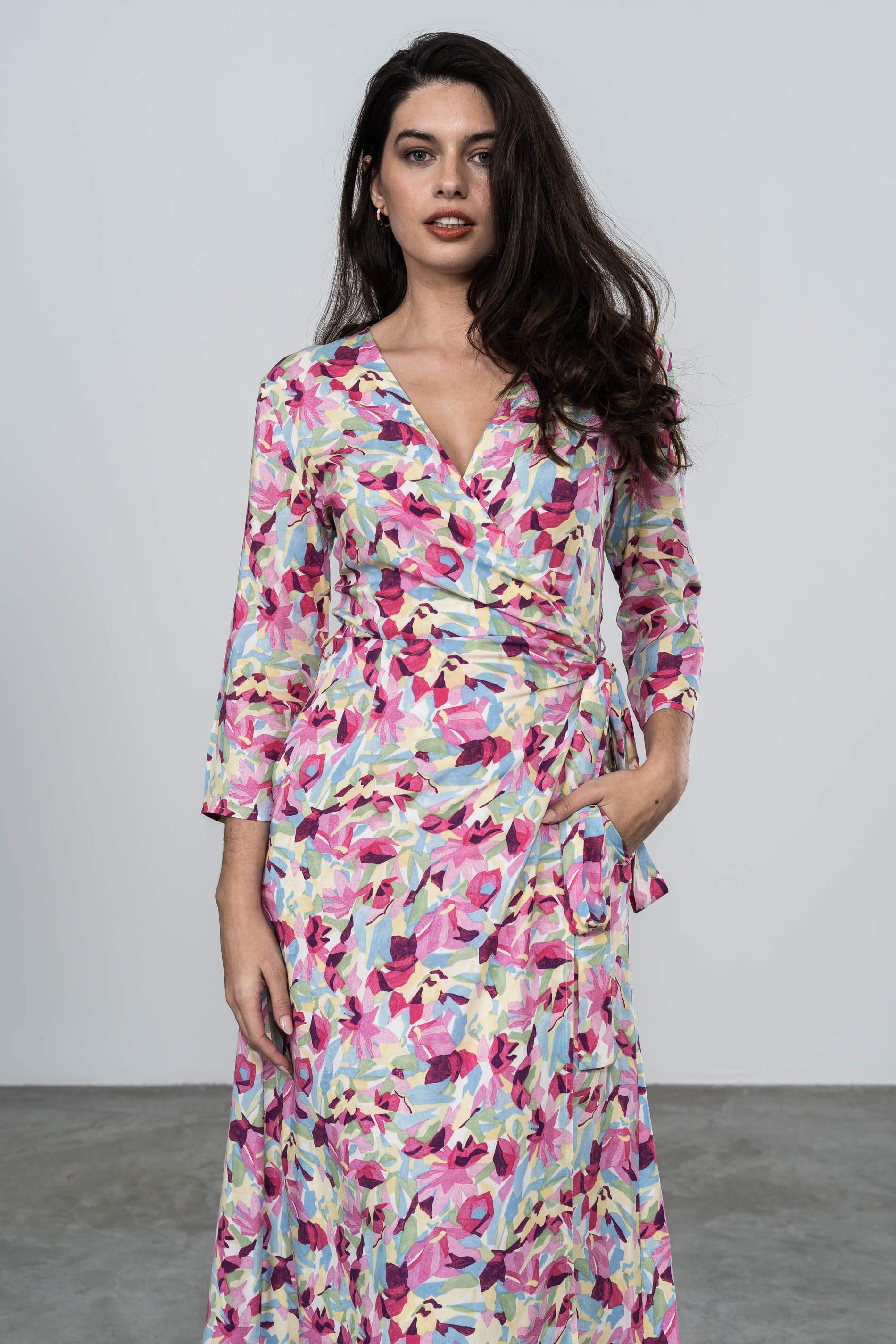 VESTIDO ESTAMPADO FLORAL FUCSIA ENVOLVENTE