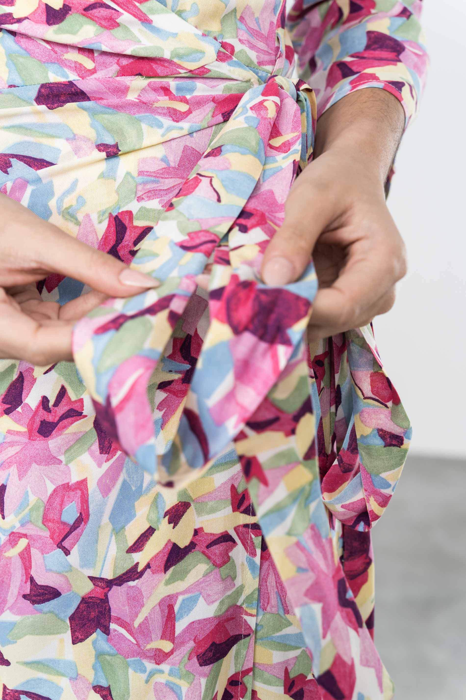 VESTIDO ESTAMPADO FLORAL FUCSIA ENVOLVENTE