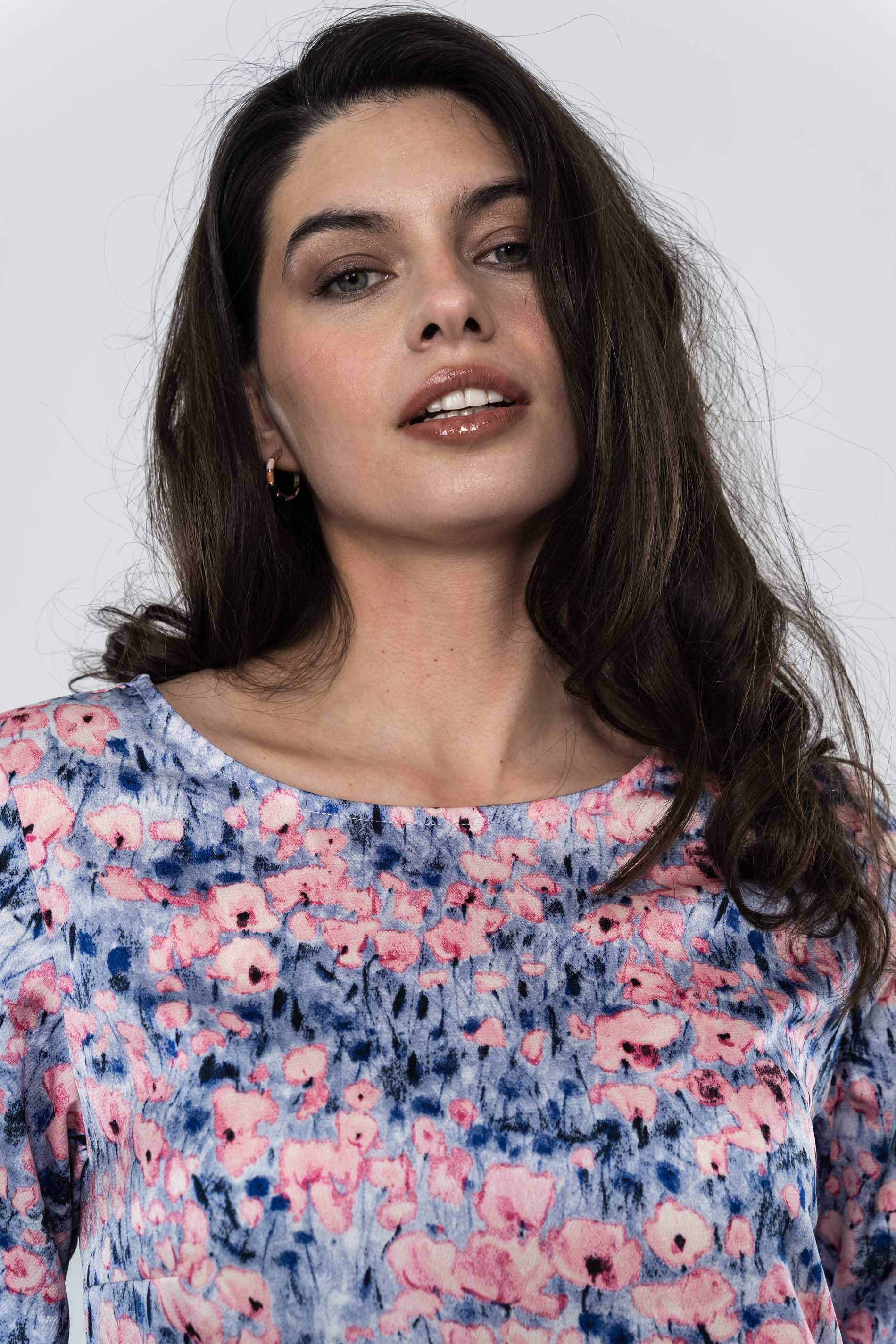BLUSA SATINADA ESTAMPADO AZUL