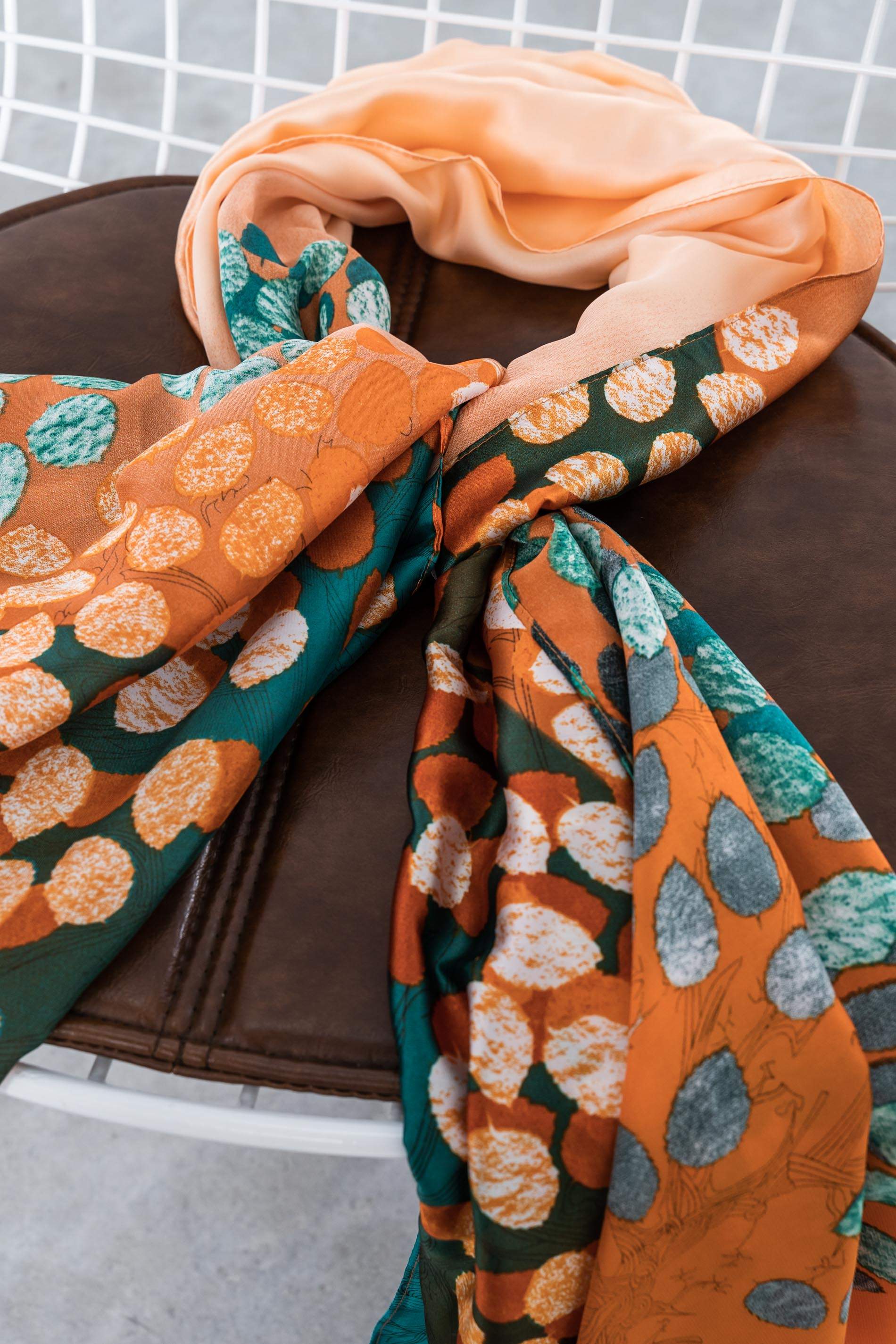 FOULARD EFECTO SEDA HOJAS
