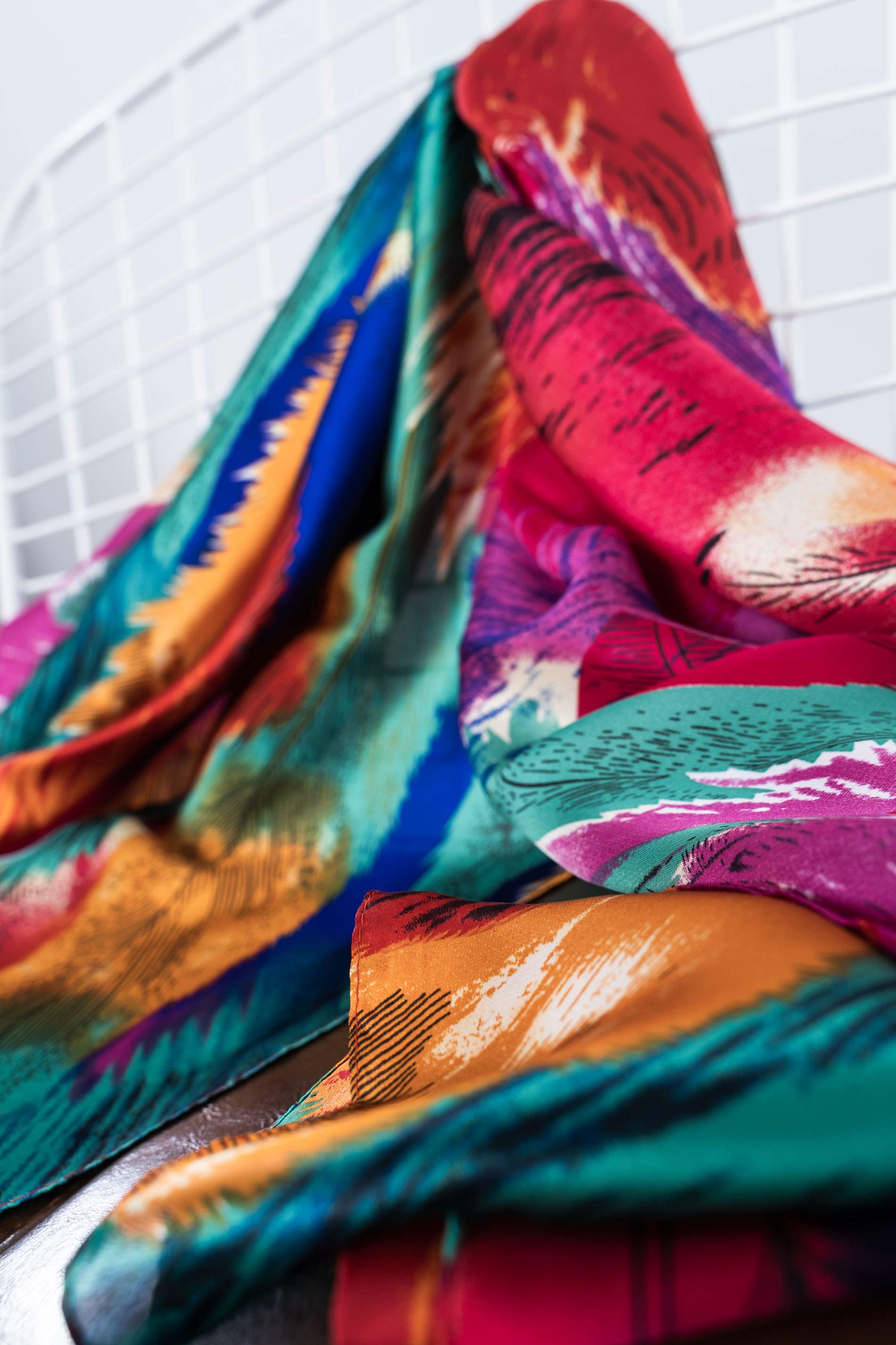 FOULARD EFECTO SEDA PLUMAS COLOR
