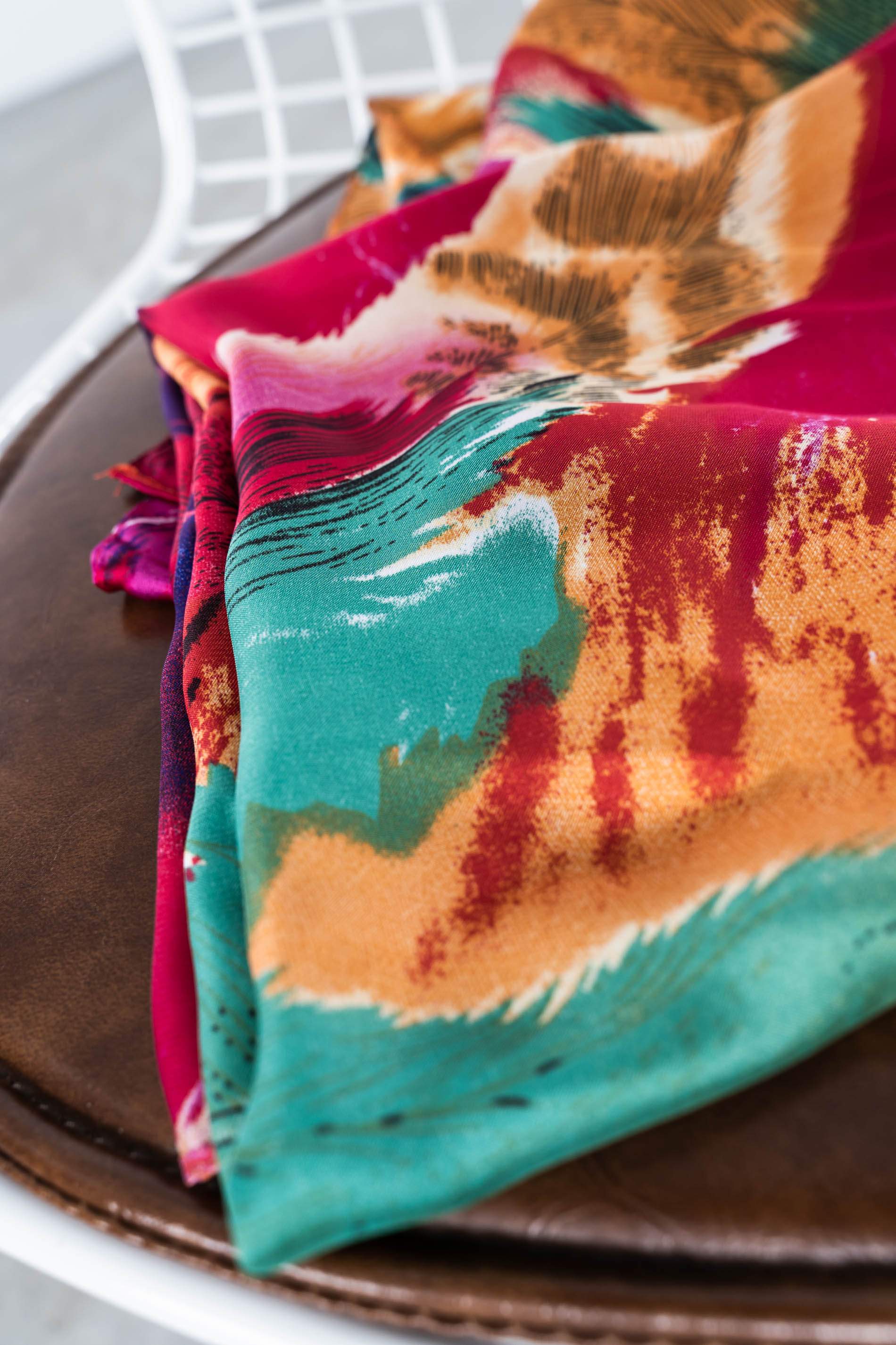 FOULARD EFECTO SEDA PLUMAS COLOR