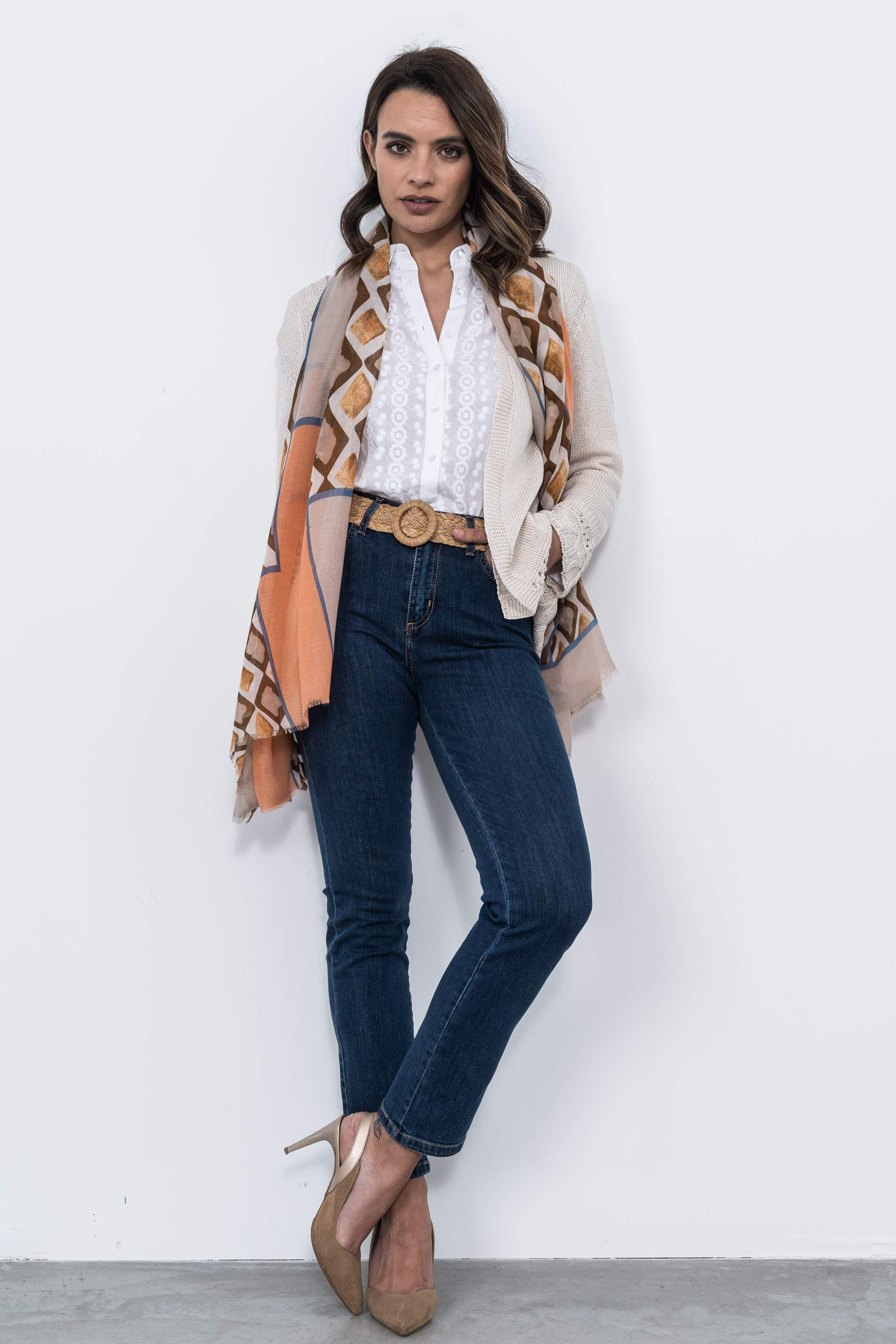 CHAQUETA DETALLES CENEFAS BEIGE
