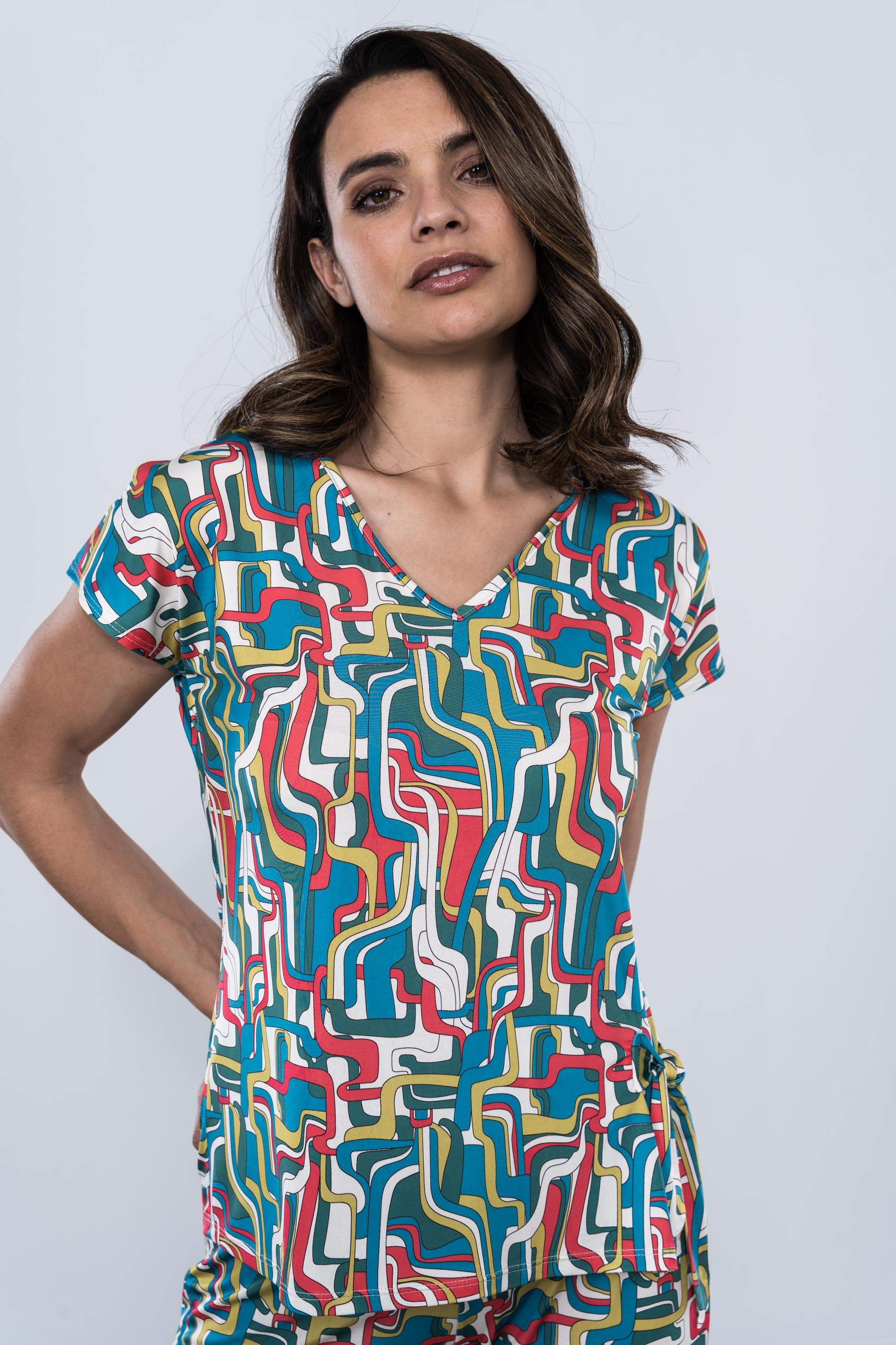 CAMISETA DETALLE NUDO GEOMETRICO