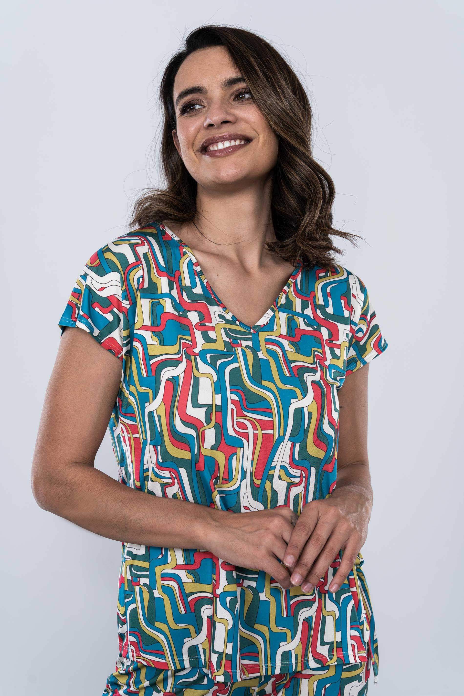 CAMISETA DETALLE NUDO GEOMETRICO