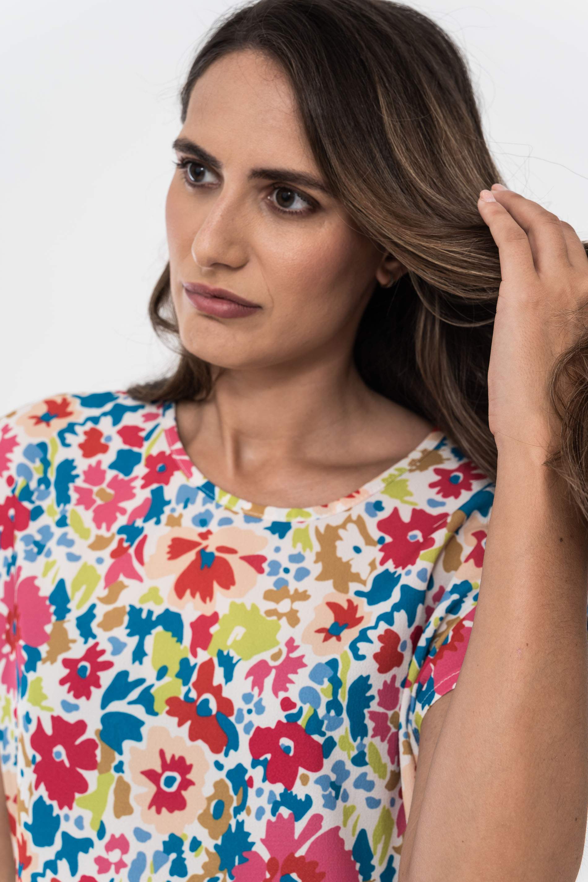 BLUSA DETALLE BOTON FLORAL.