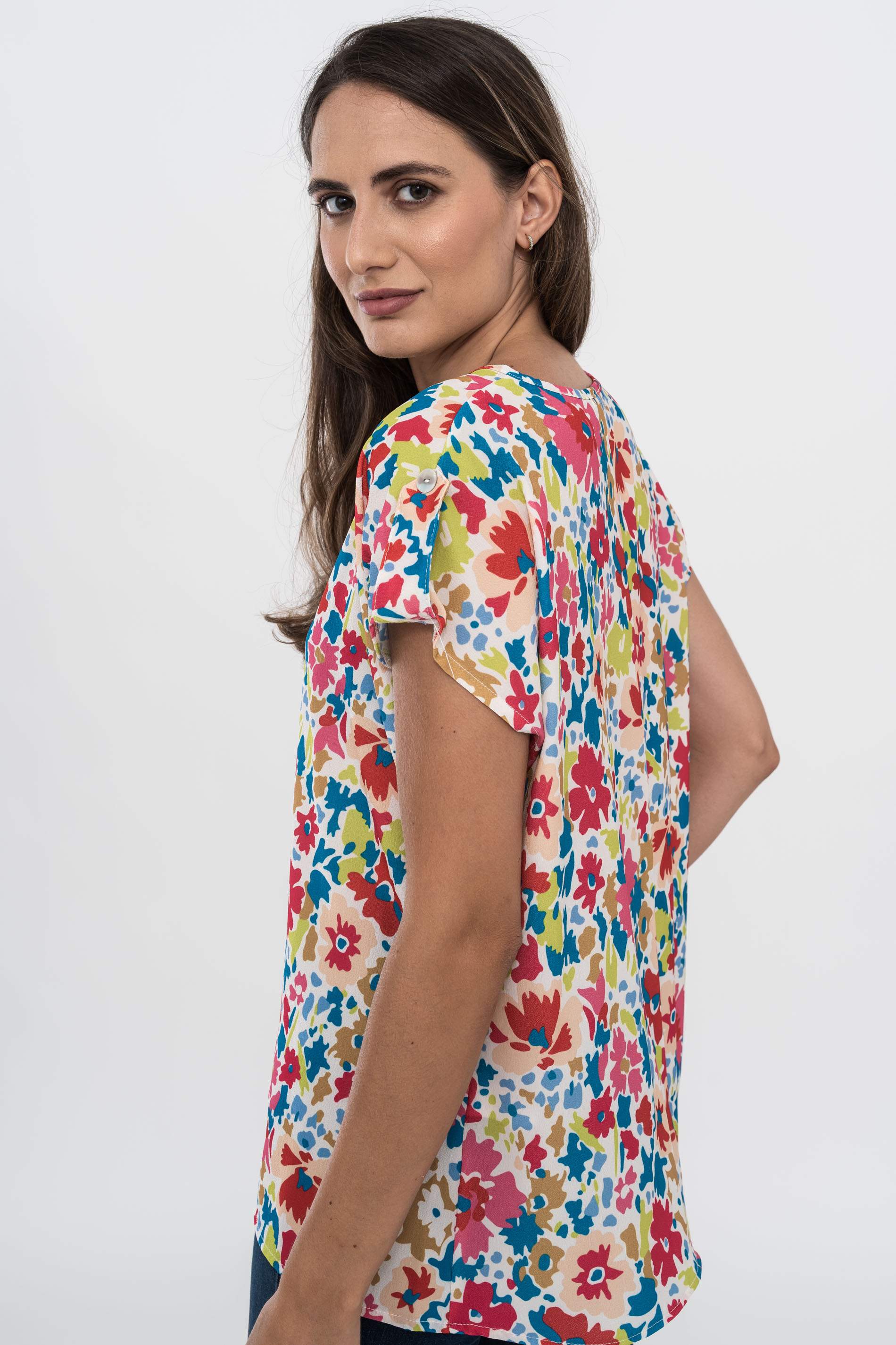 BLUSA DETALLE BOTON FLORAL.