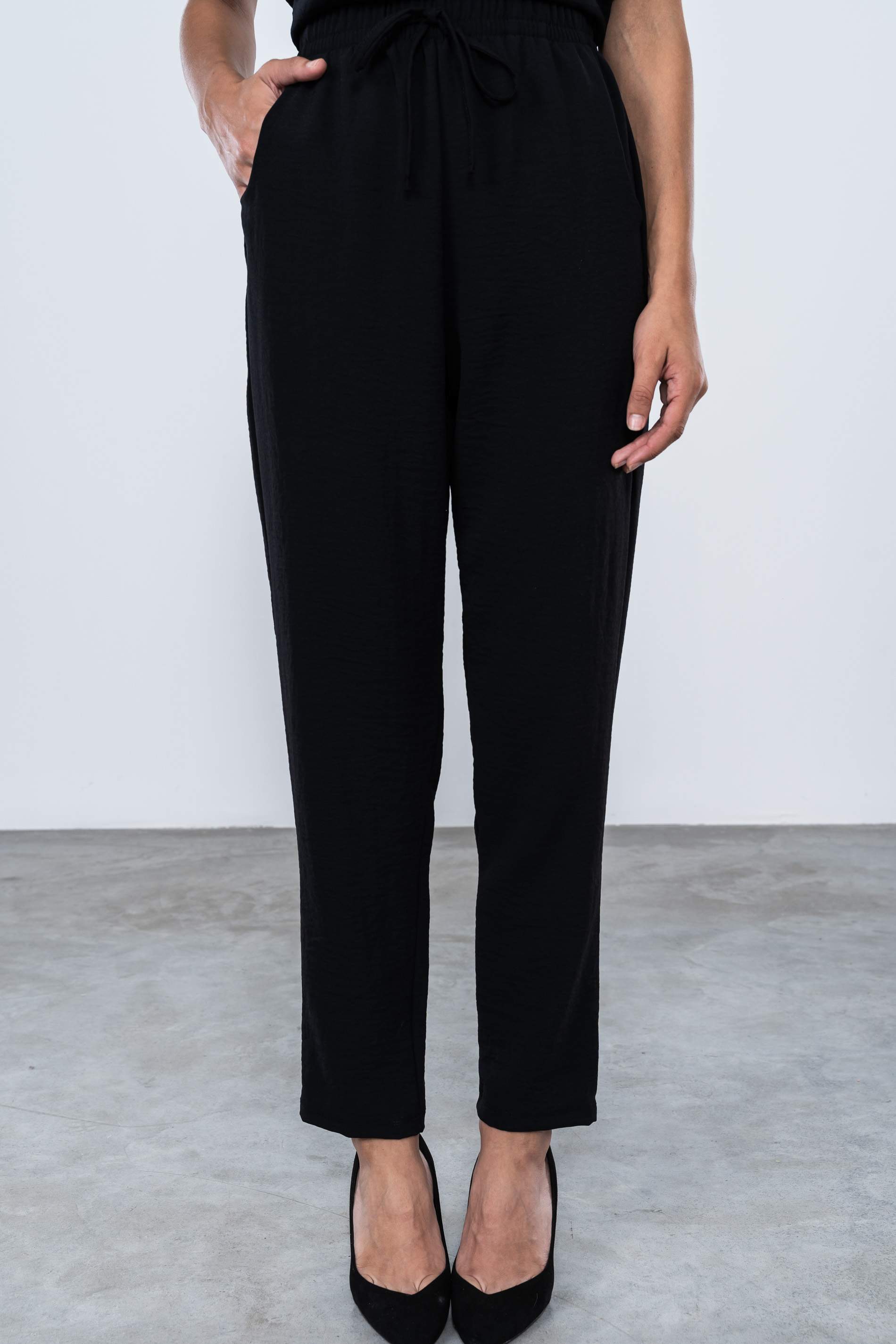 PANTALON HOLGADO BASICO NEGRO