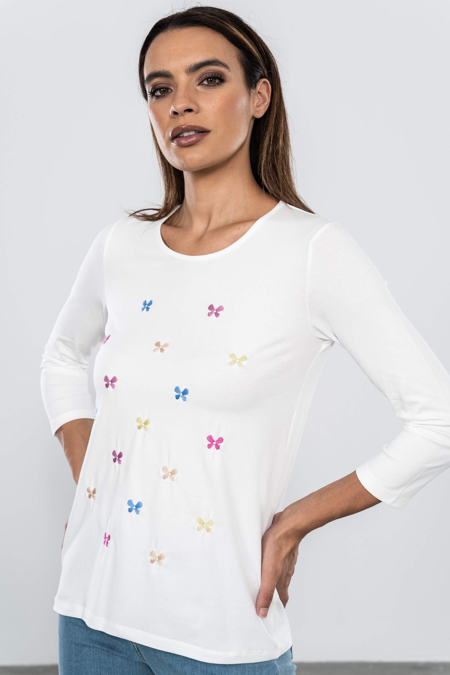CAMISETA BORDADA FLOR COLORES CRUDO
