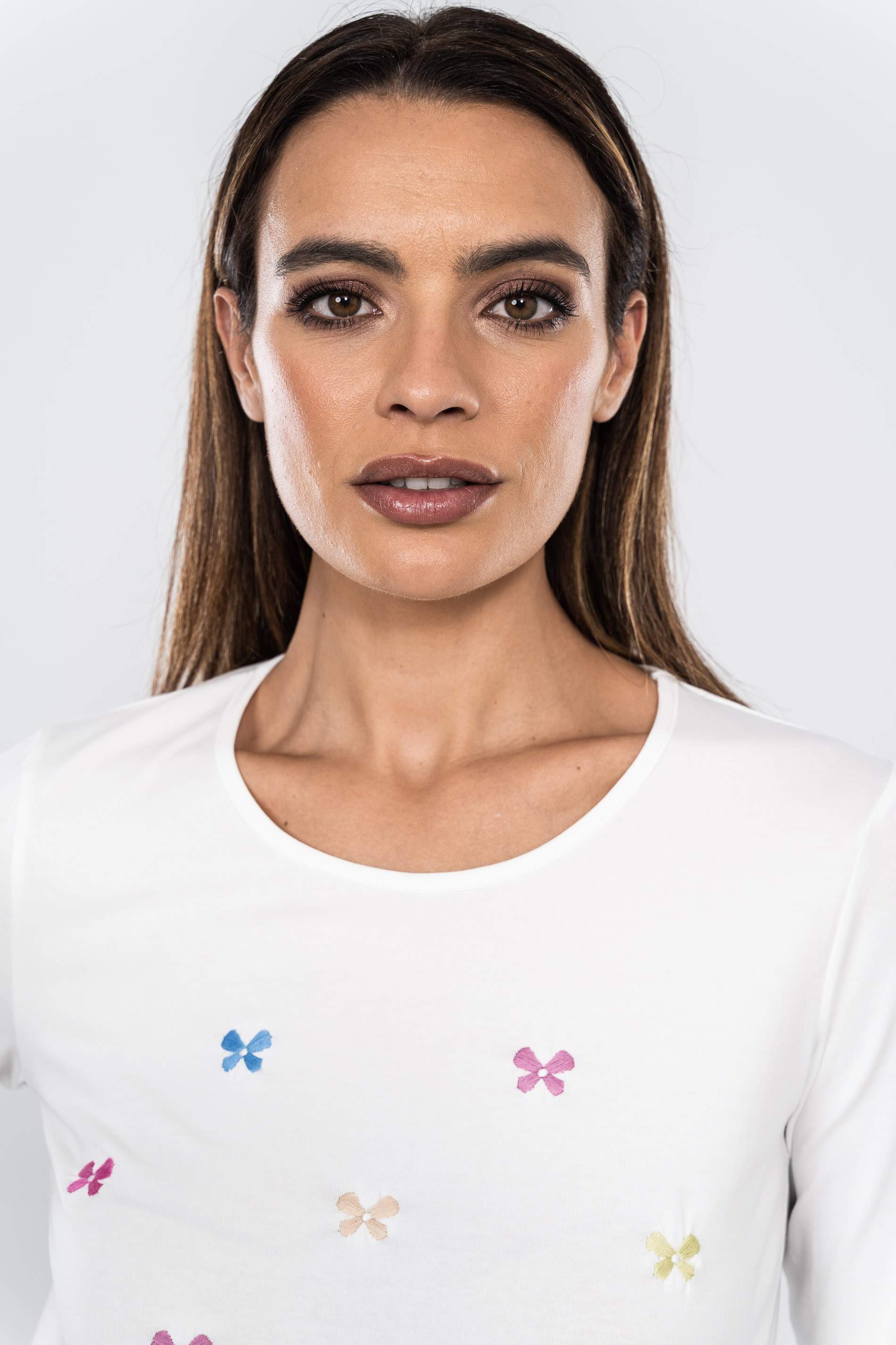 CAMISETA BORDADA FLOR COLORES CRUDO