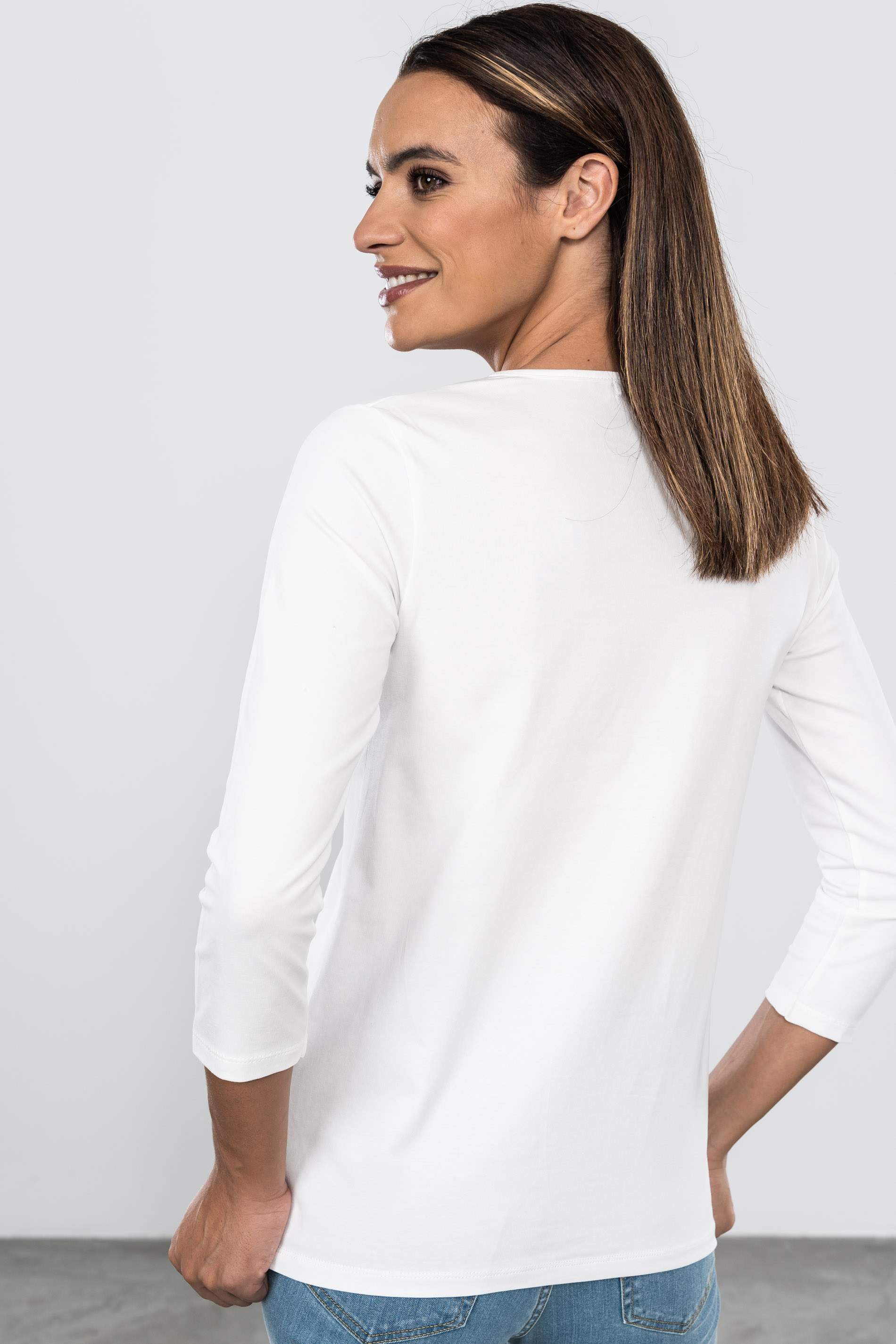 CAMISETA BORDADA FLOR COLORES CRUDO
