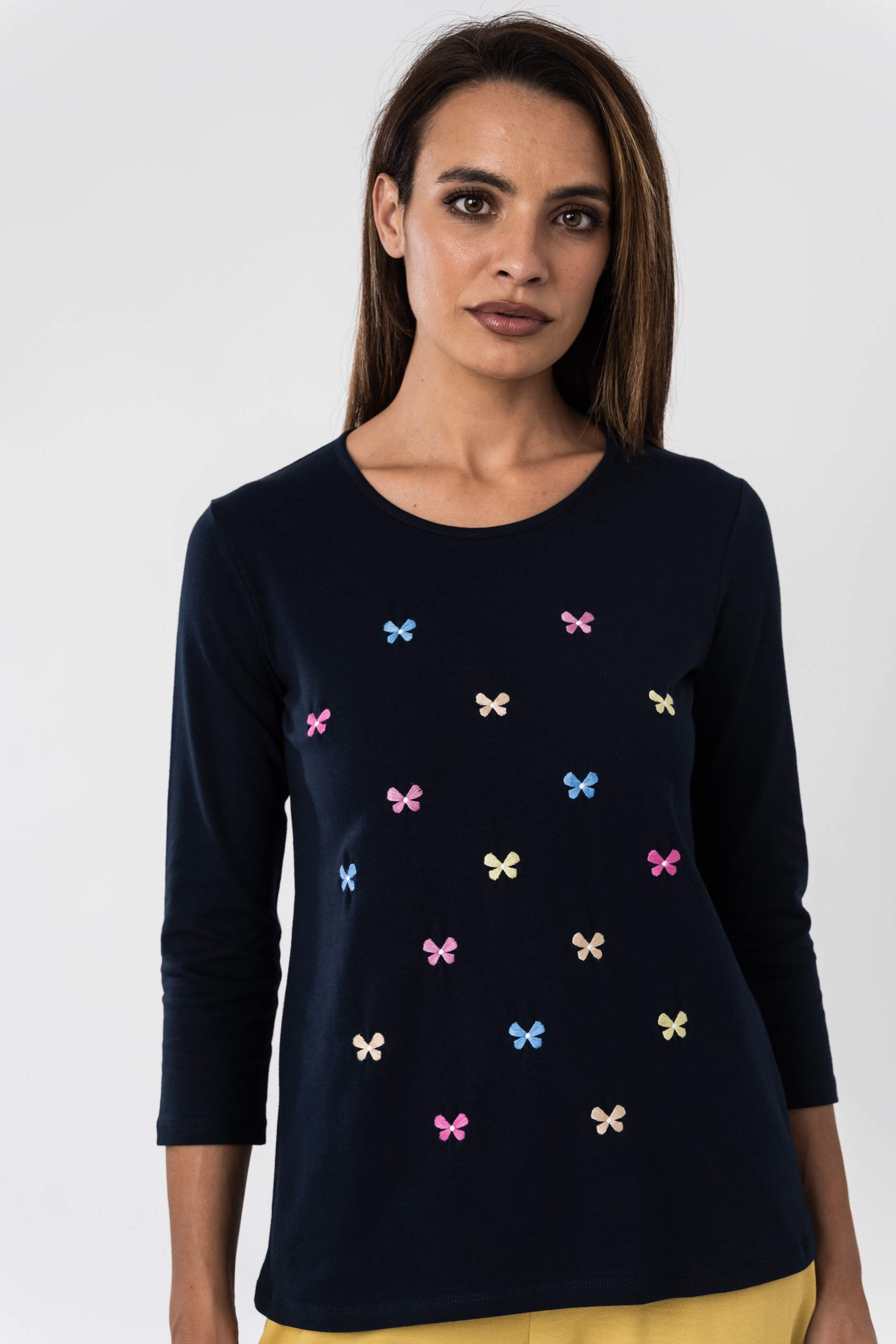 CAMISETA BORDADA FLOR COLORES MARINO