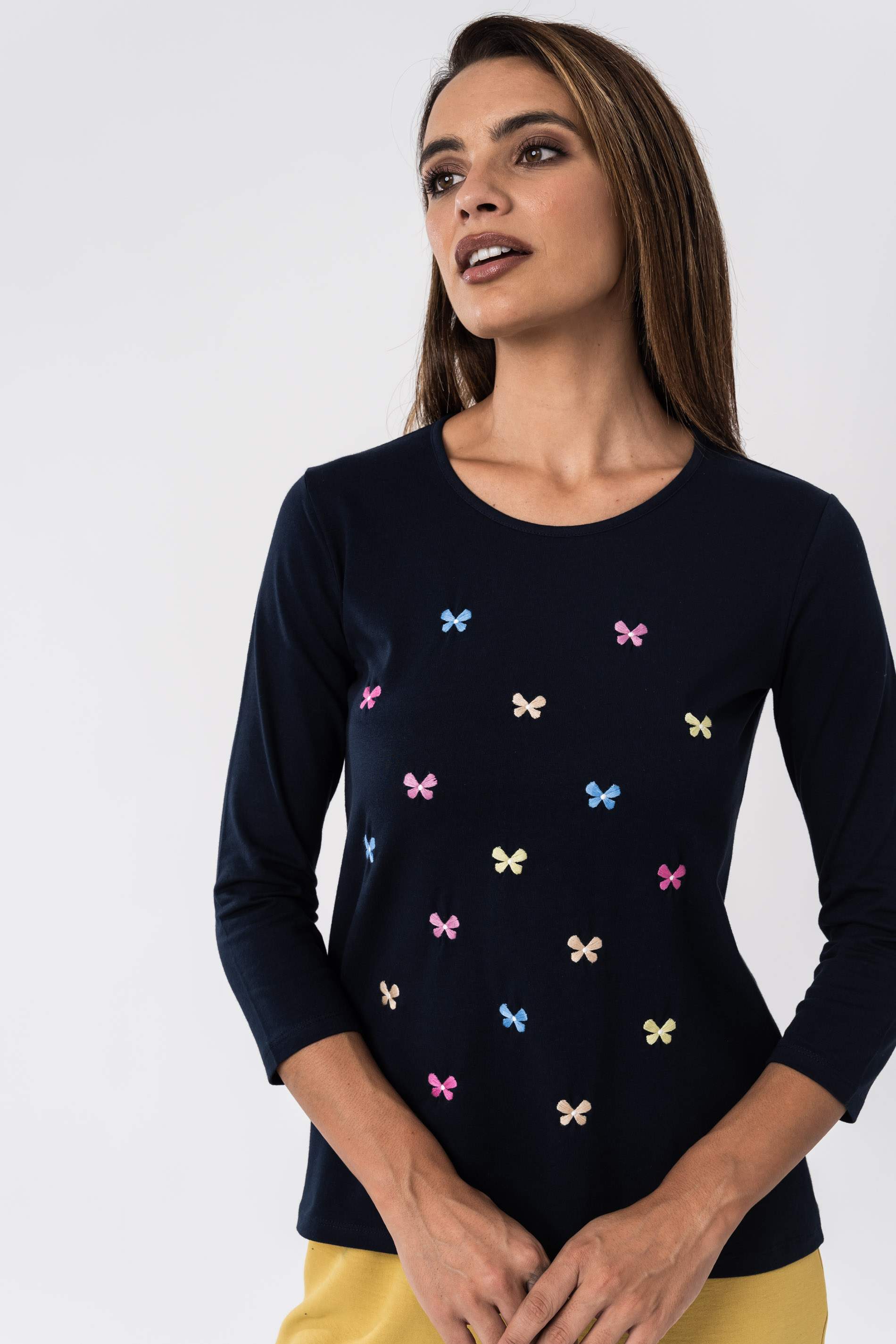 CAMISETA BORDADA FLOR COLORES MARINO