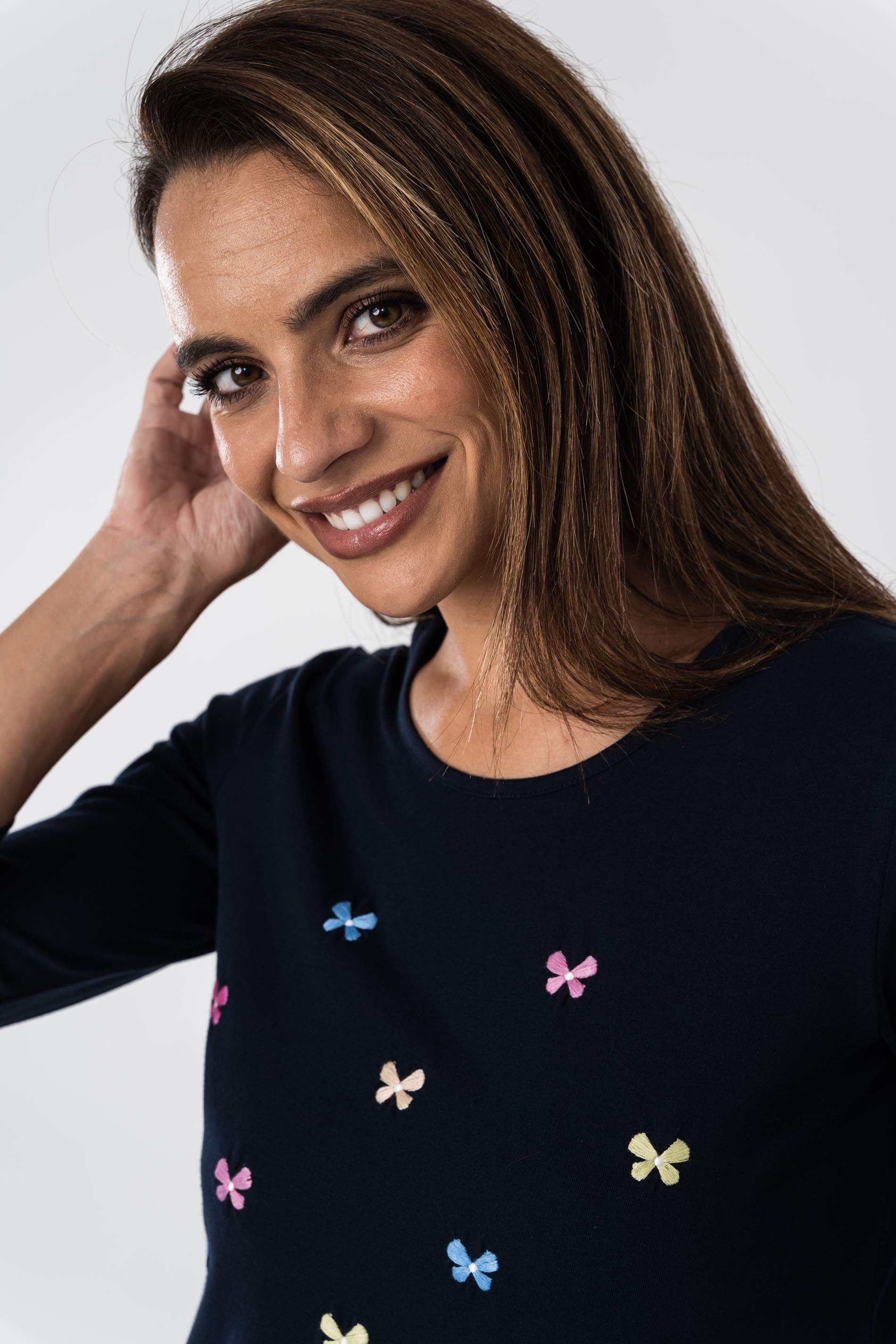 CAMISETA BORDADA FLOR COLORES MARINO