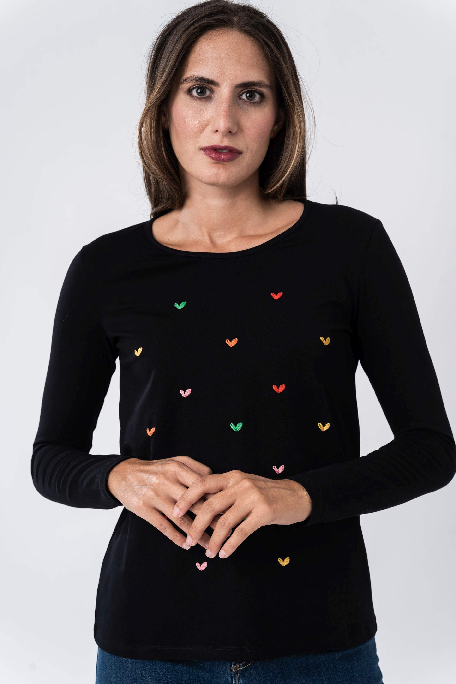 CAMISETA BORDAD CORAZONES NEGRO