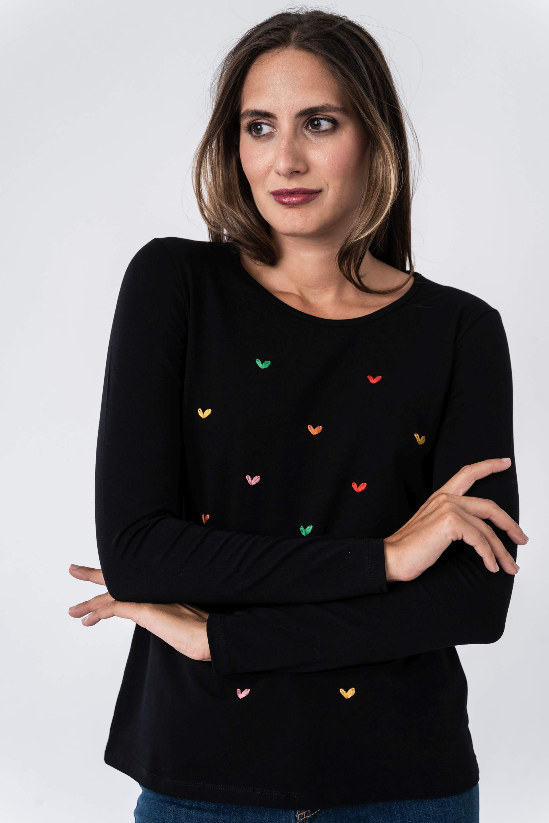 CAMISETA BORDAD CORAZONES NEGRO