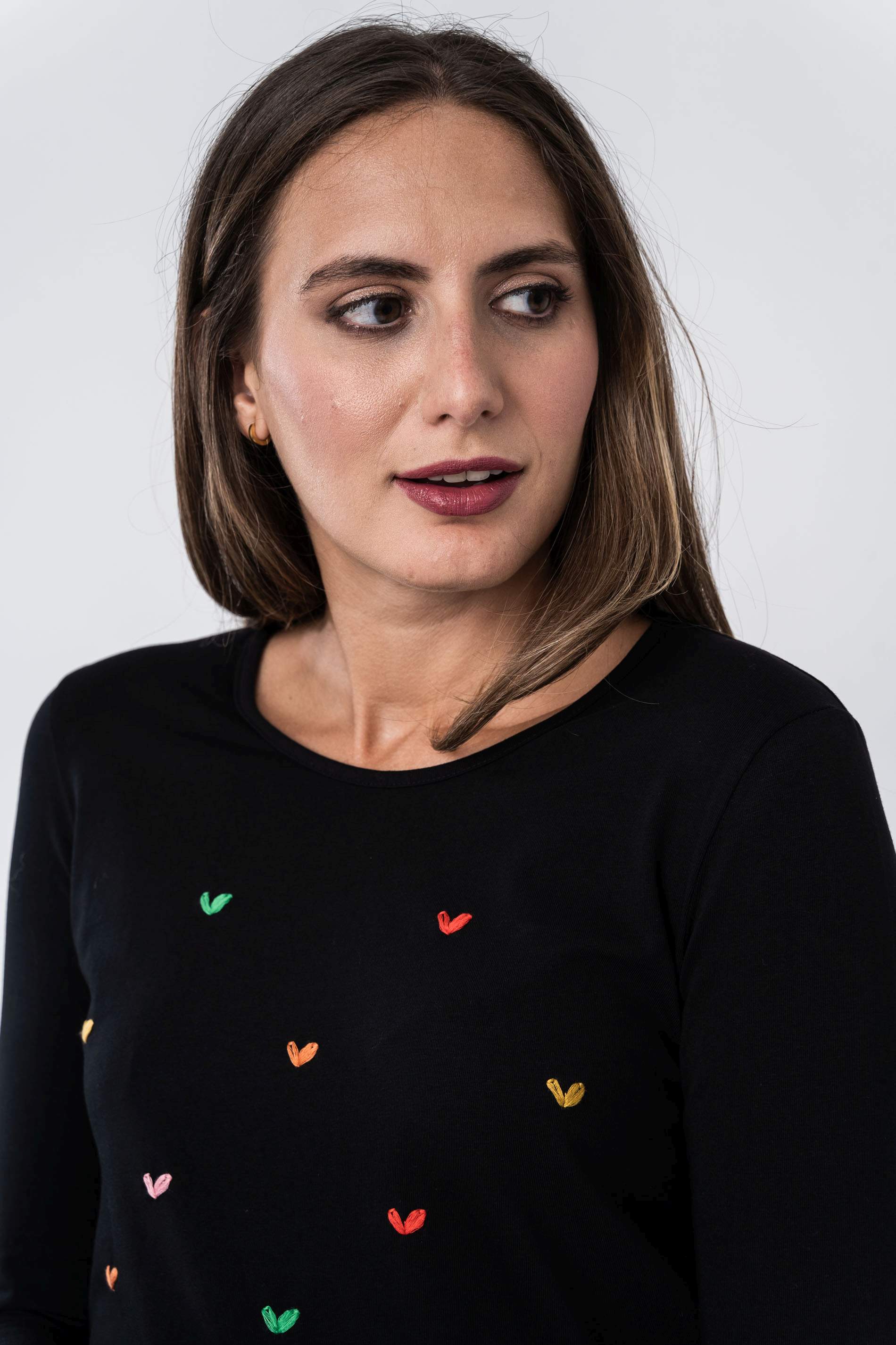 CAMISETA BORDAD CORAZONES NEGRO