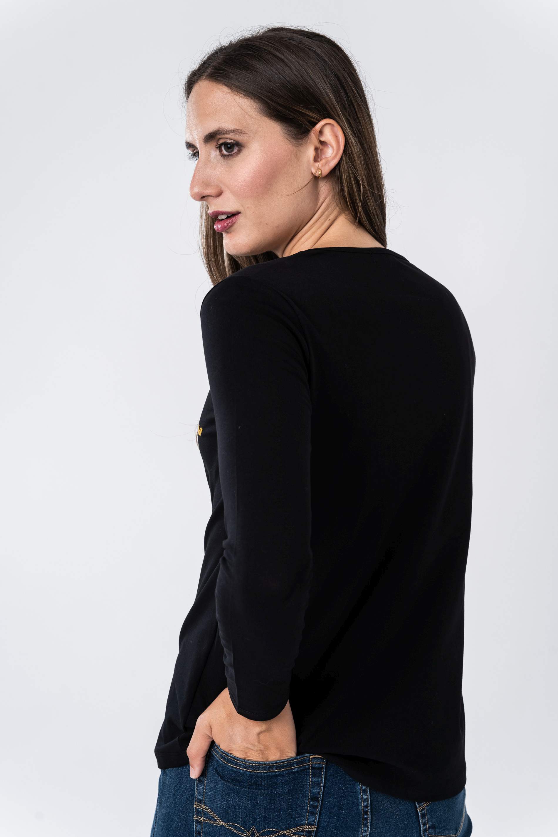 CAMISETA BORDAD CORAZONES NEGRO