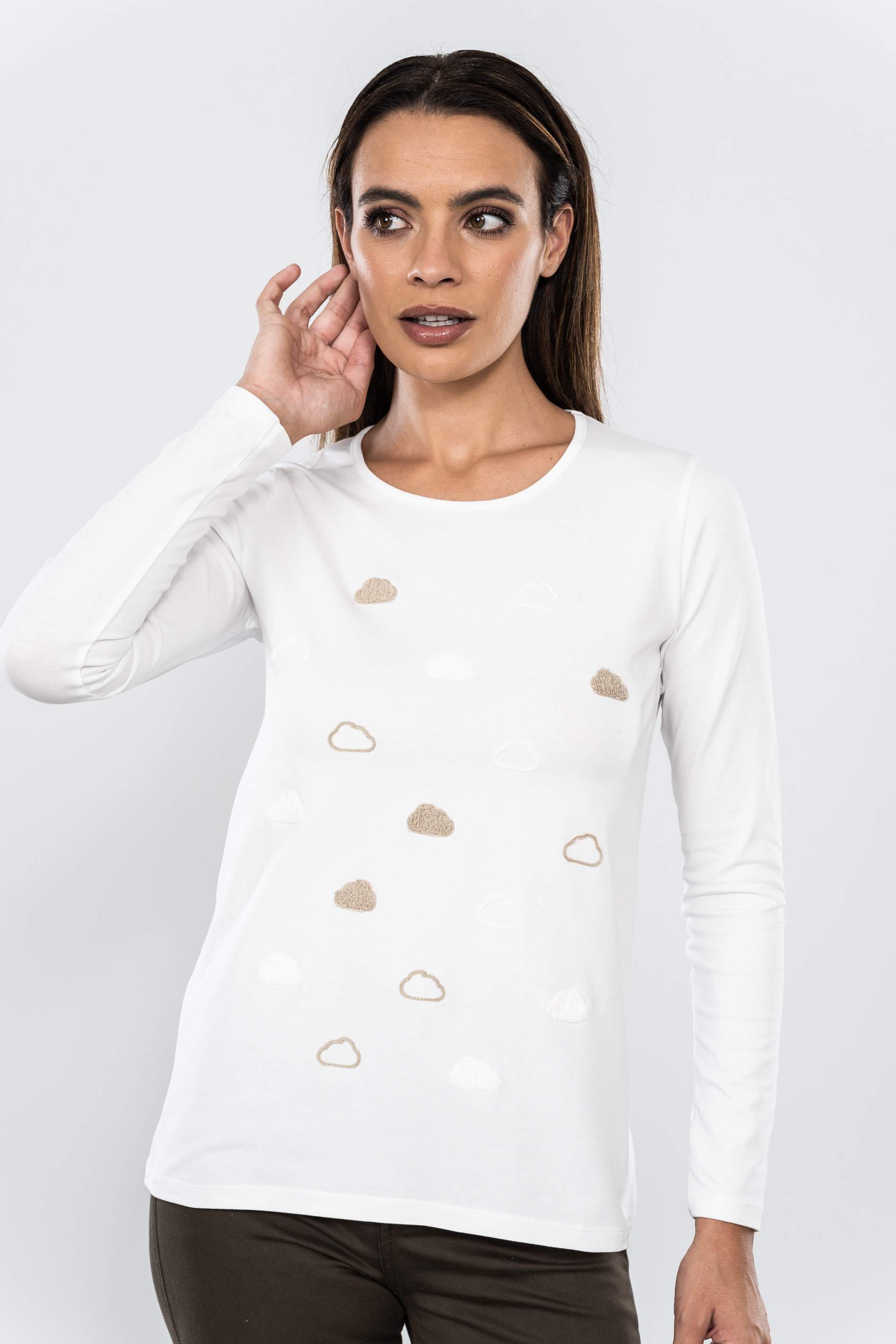 CAMISETA BORDADA NUBES