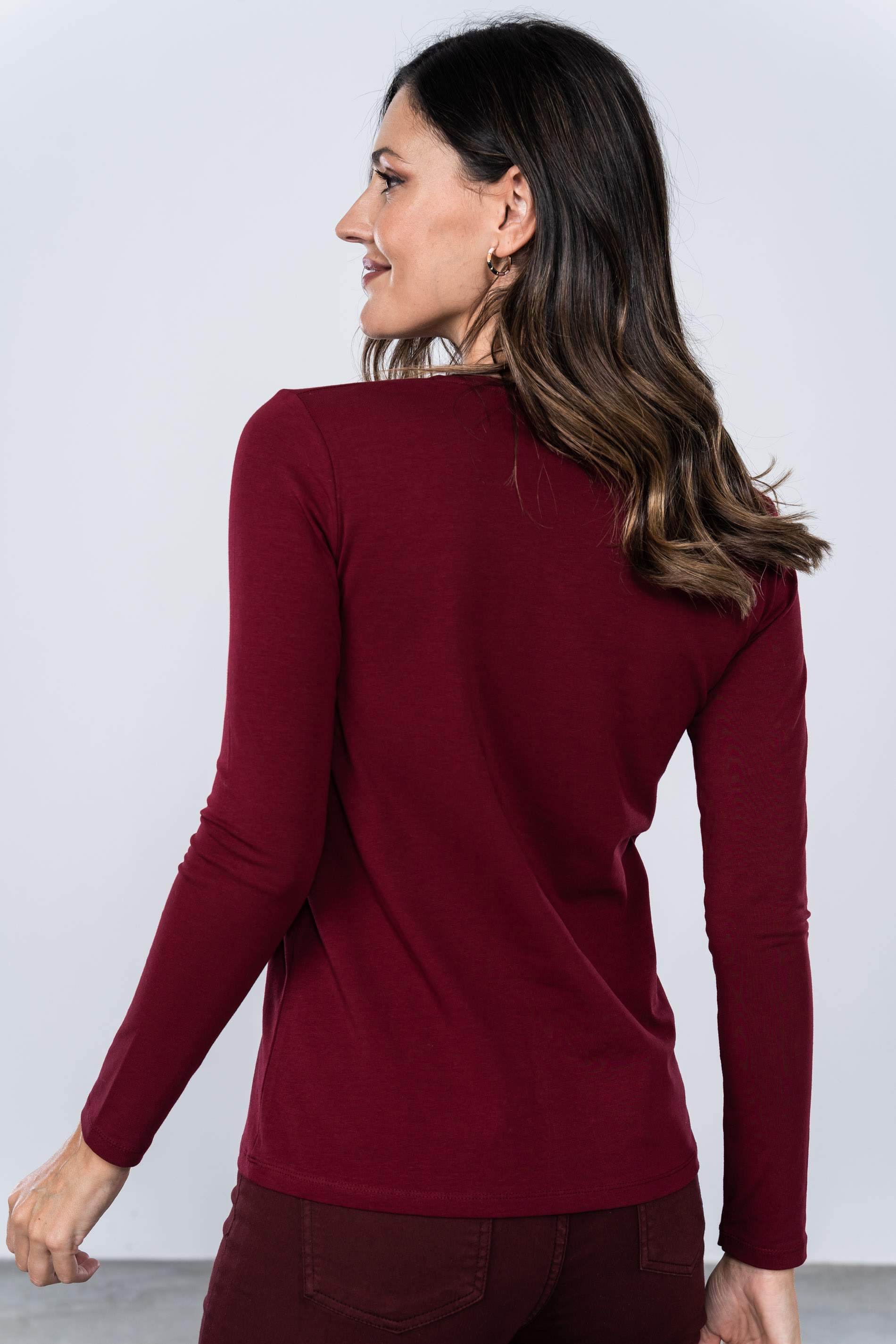 CAMISETA BORDADA ESTRELLITAS BURDEOS