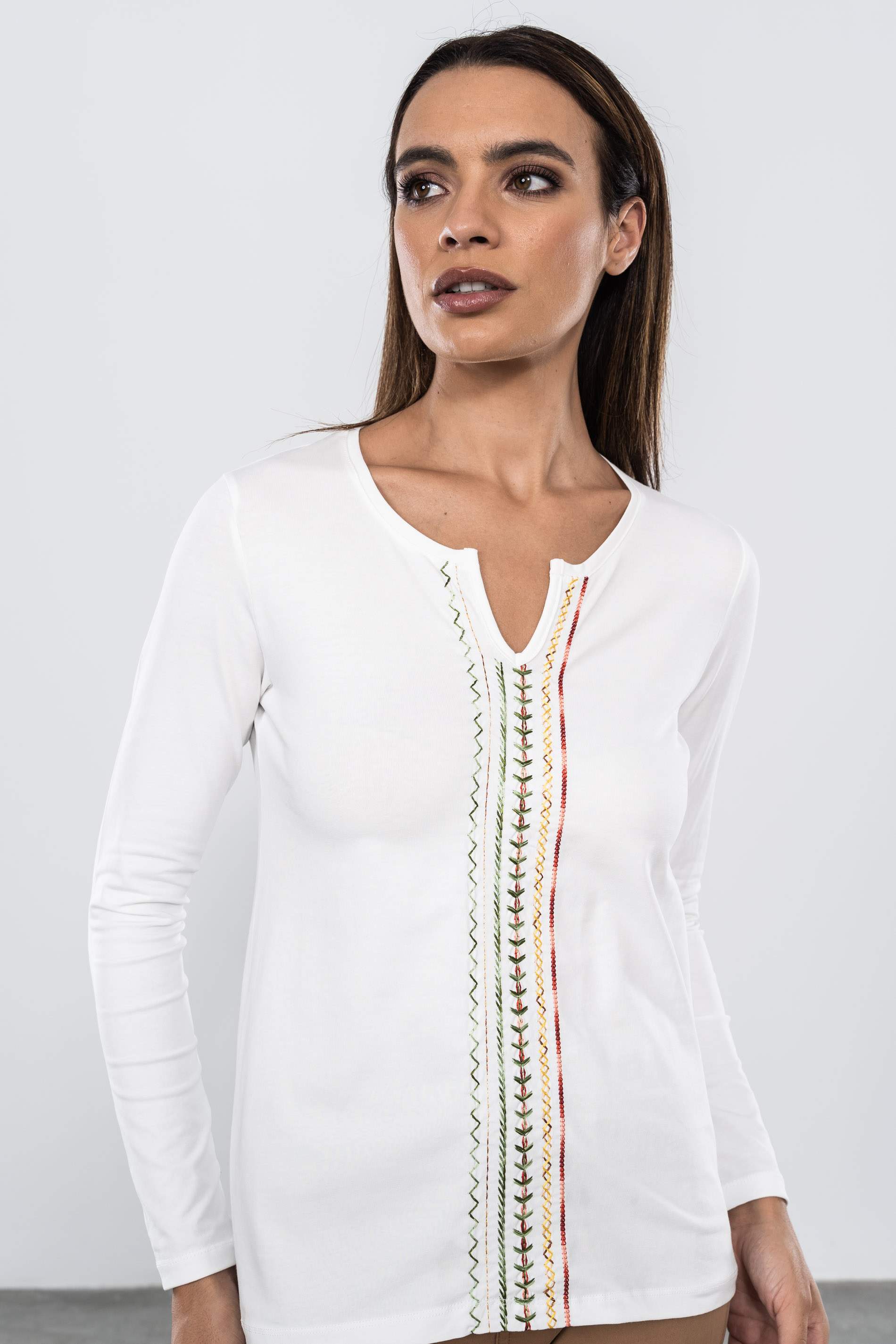 CAMISETA BORDADA ZIG ZAG CENTRO CRUDO