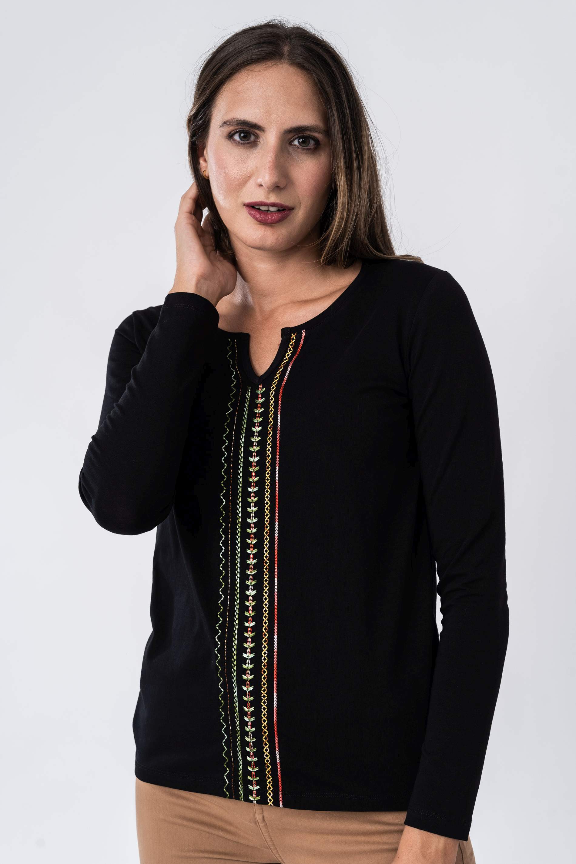 CAMISETA BORDADA ZIG ZAG CENTRO NEGRO