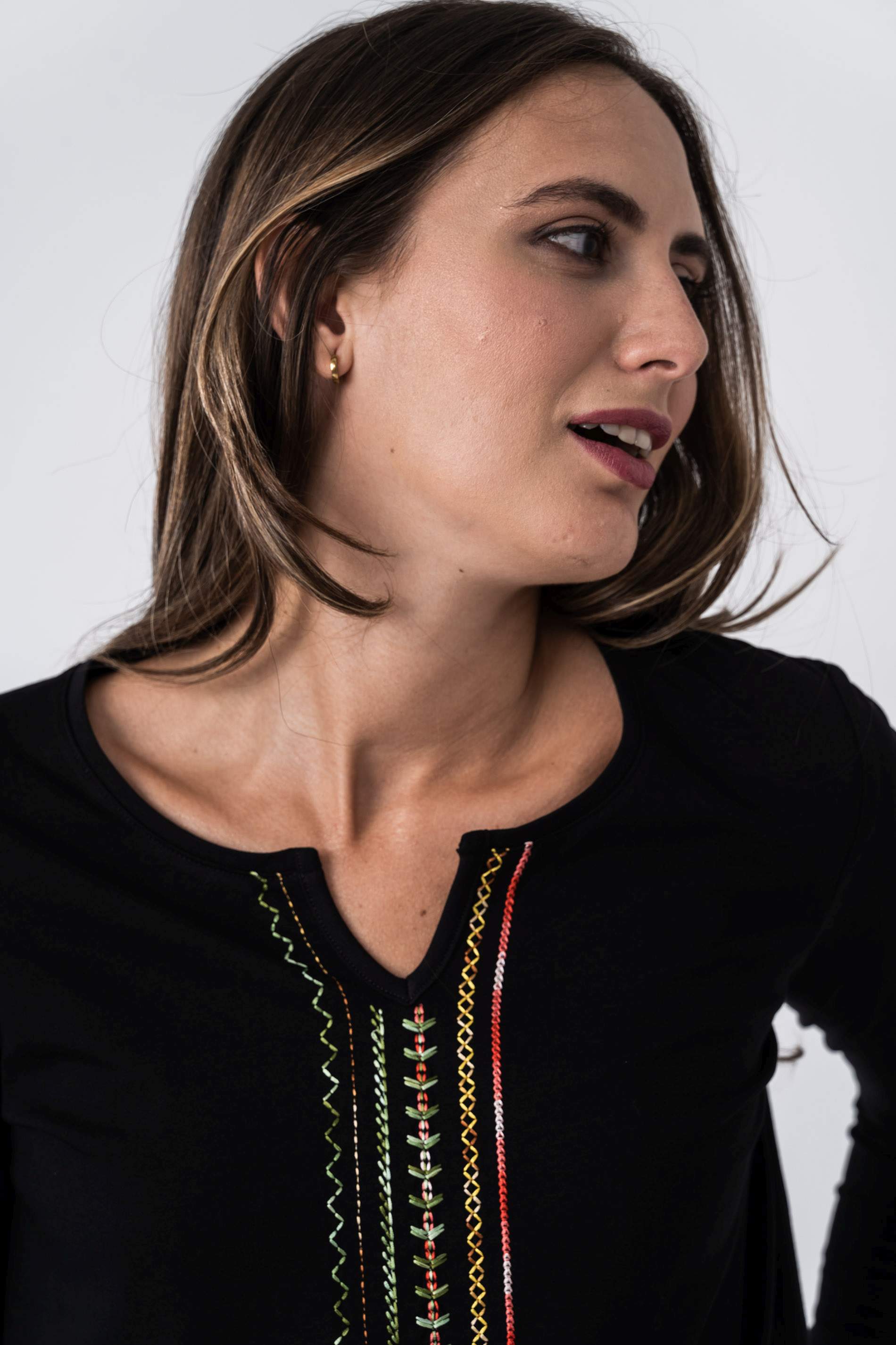 CAMISETA BORDADA ZIG ZAG CENTRO NEGRO