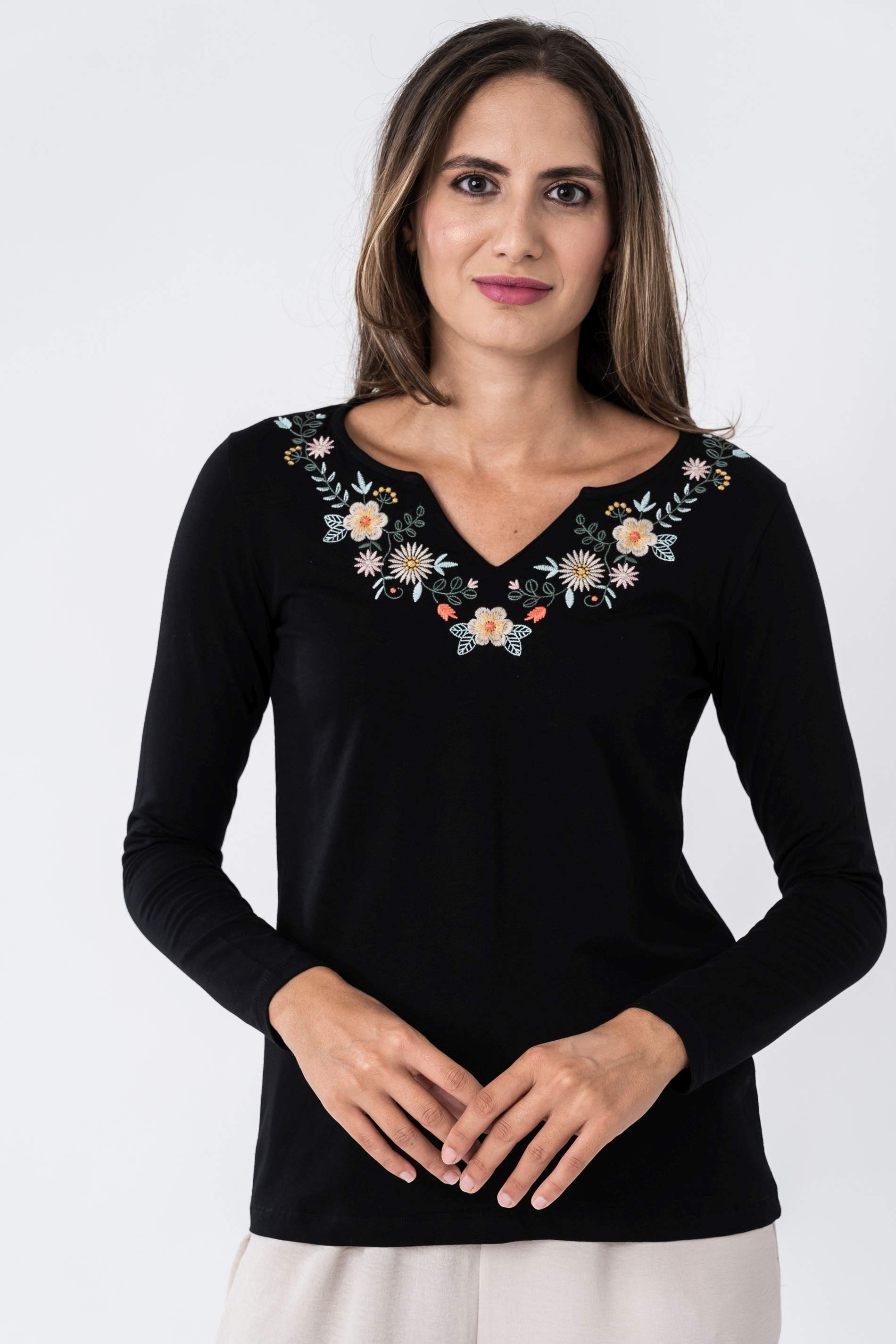 CAMISETA BORDAD FLORAL NEGRO