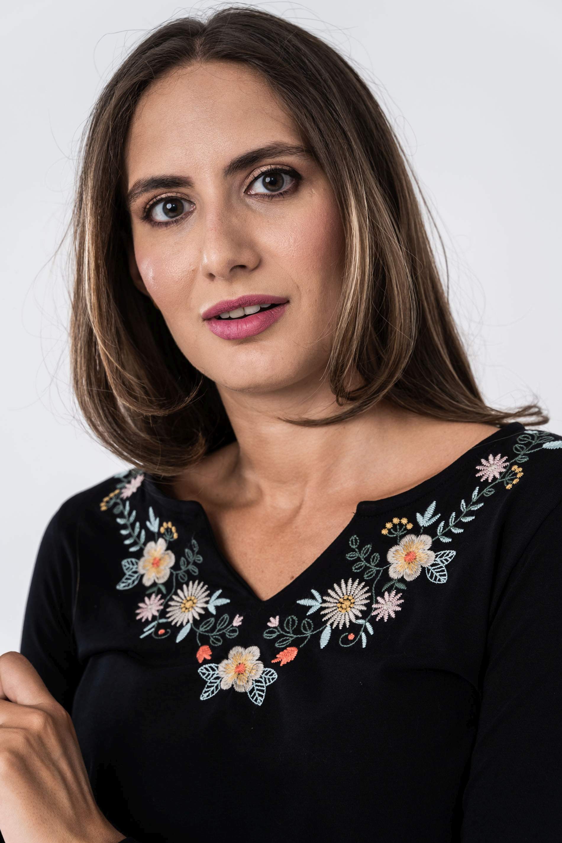 CAMISETA BORDAD FLORAL NEGRO