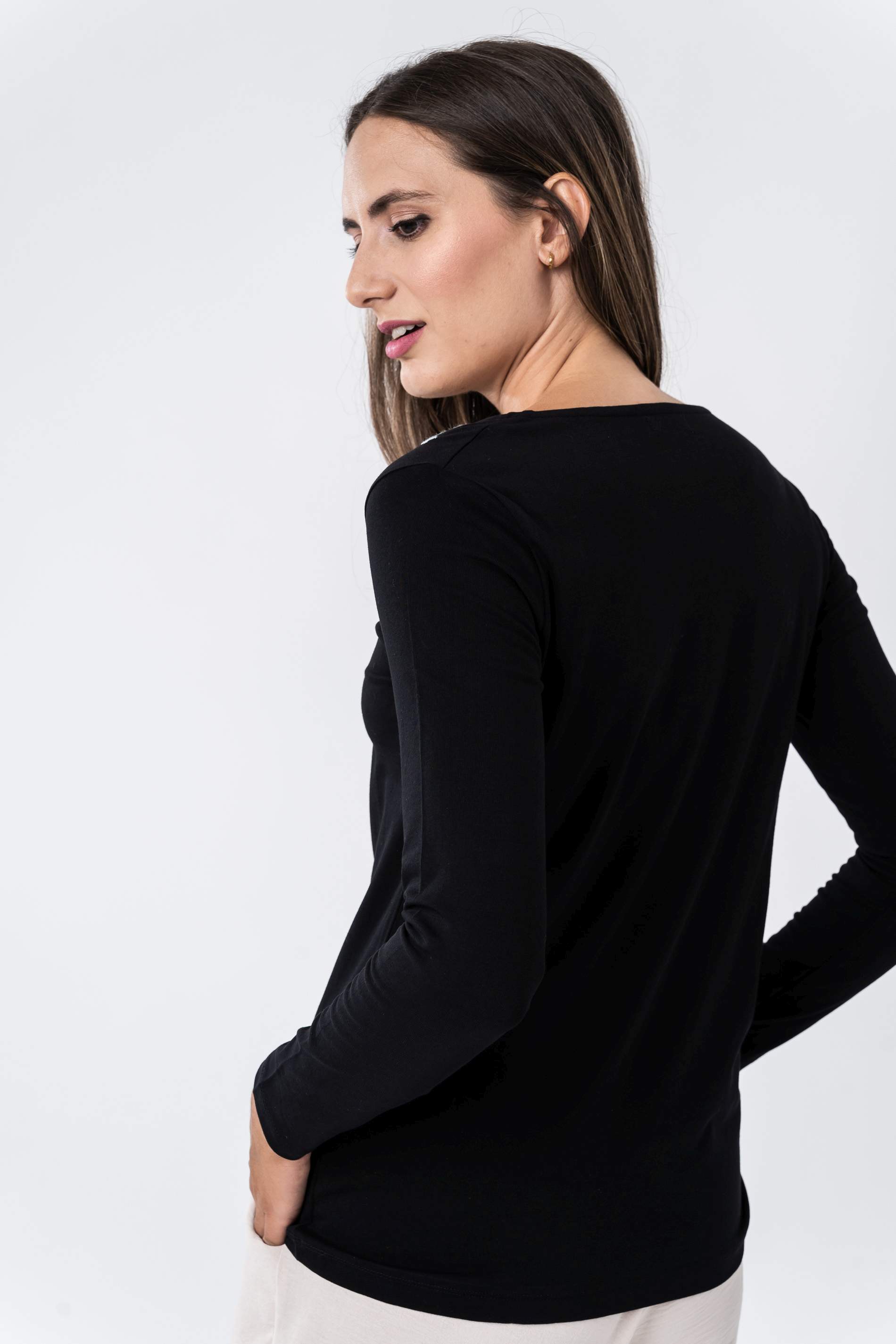 CAMISETA BORDAD FLORAL NEGRO