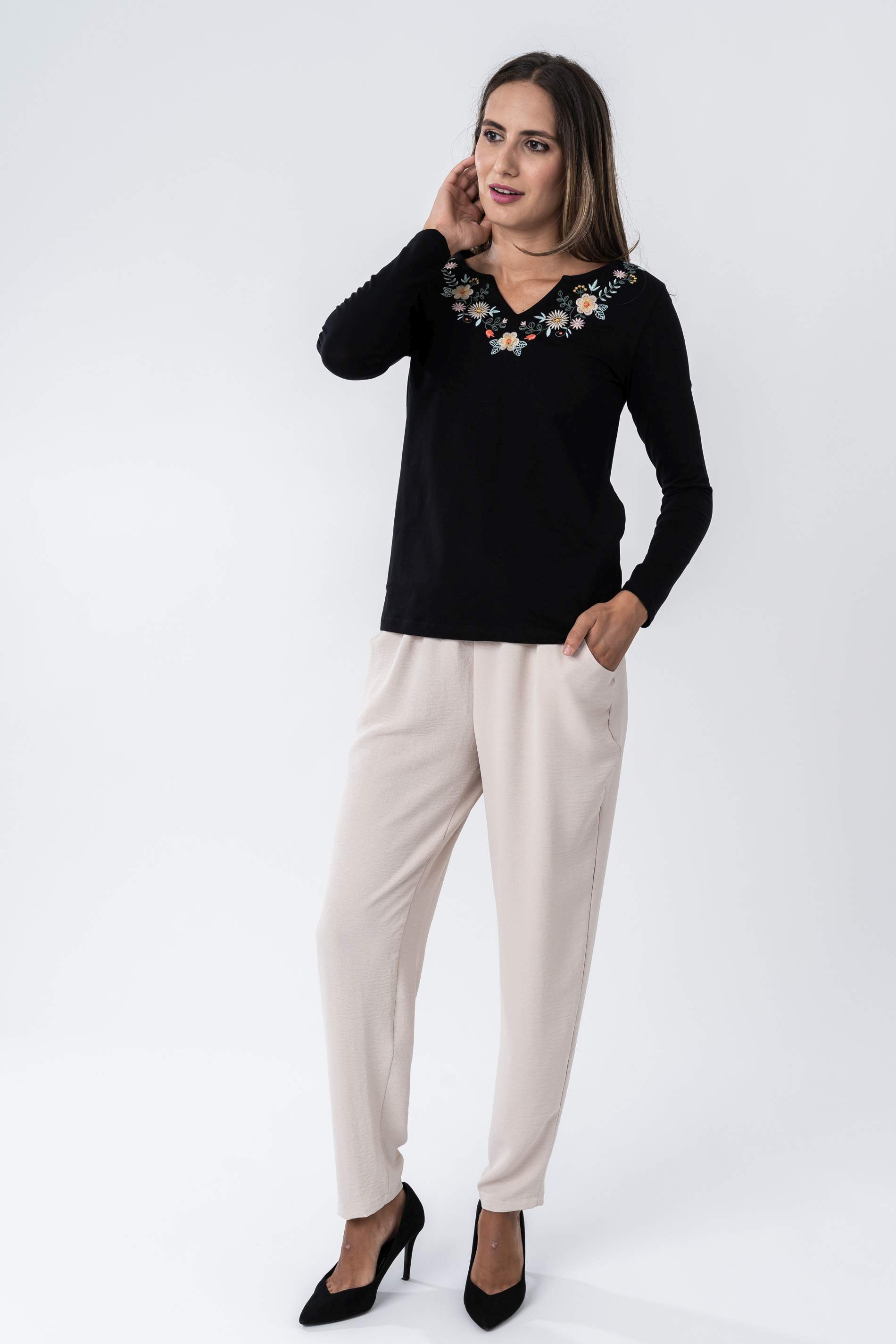 CAMISETA BORDAD FLORAL NEGRO