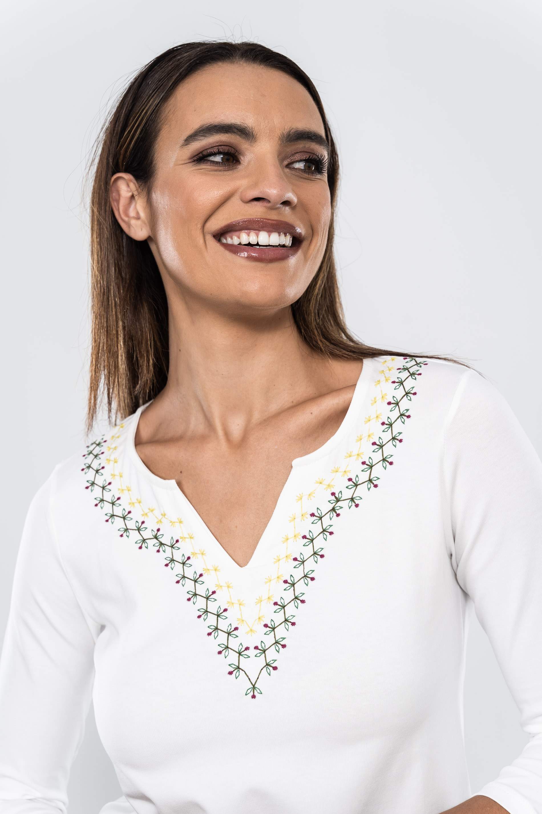 CAMISETA BORDADA CENEFA CUELLO CRUDO