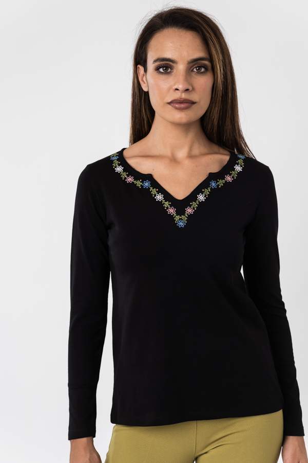 CAMISETA BORDADA MARGA CUELLO NEGRO