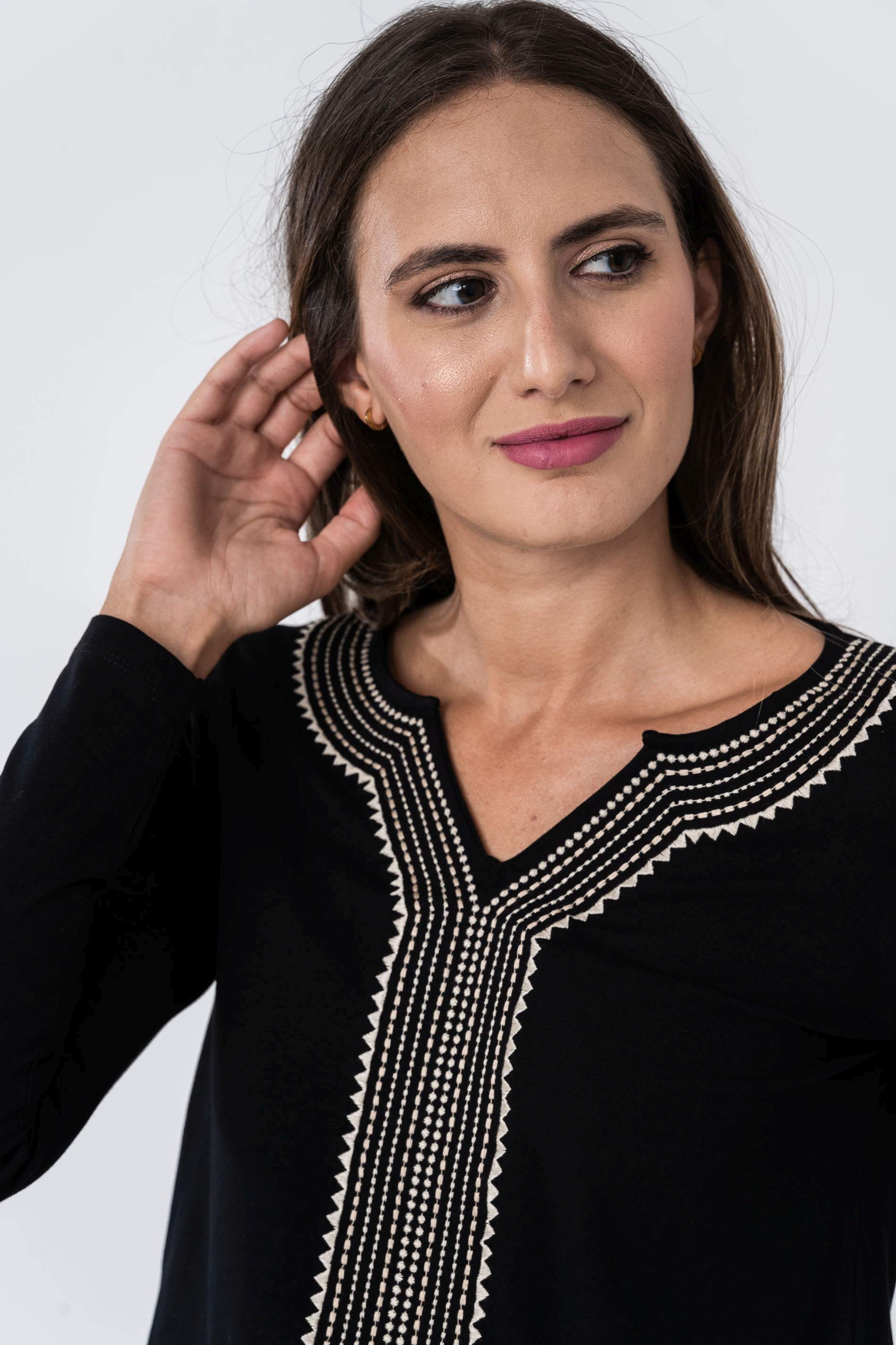 CAMISETA BORDADA CENEFA MONOCOL NEGRO
