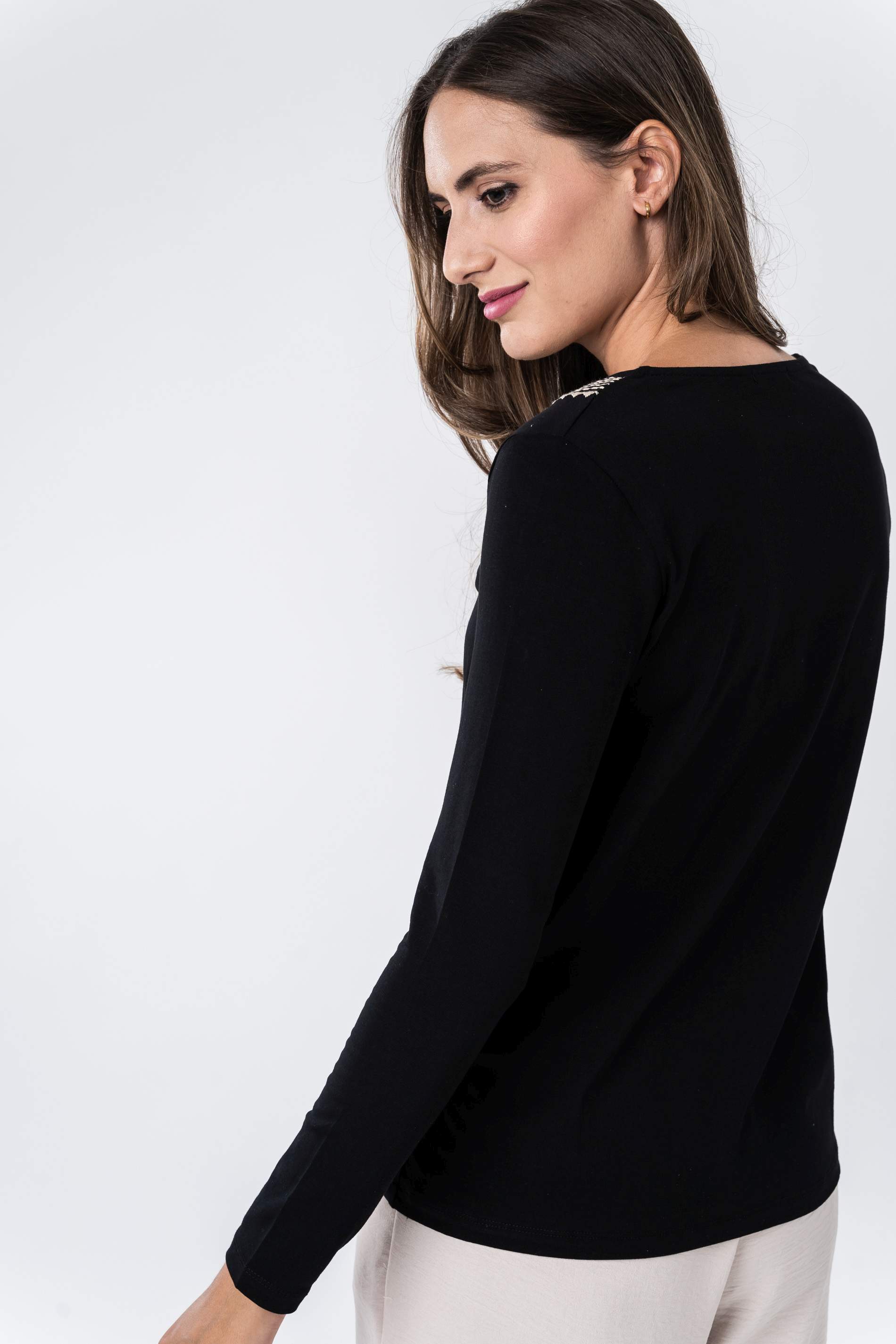 CAMISETA BORDADA CENEFA MONOCOL NEGRO